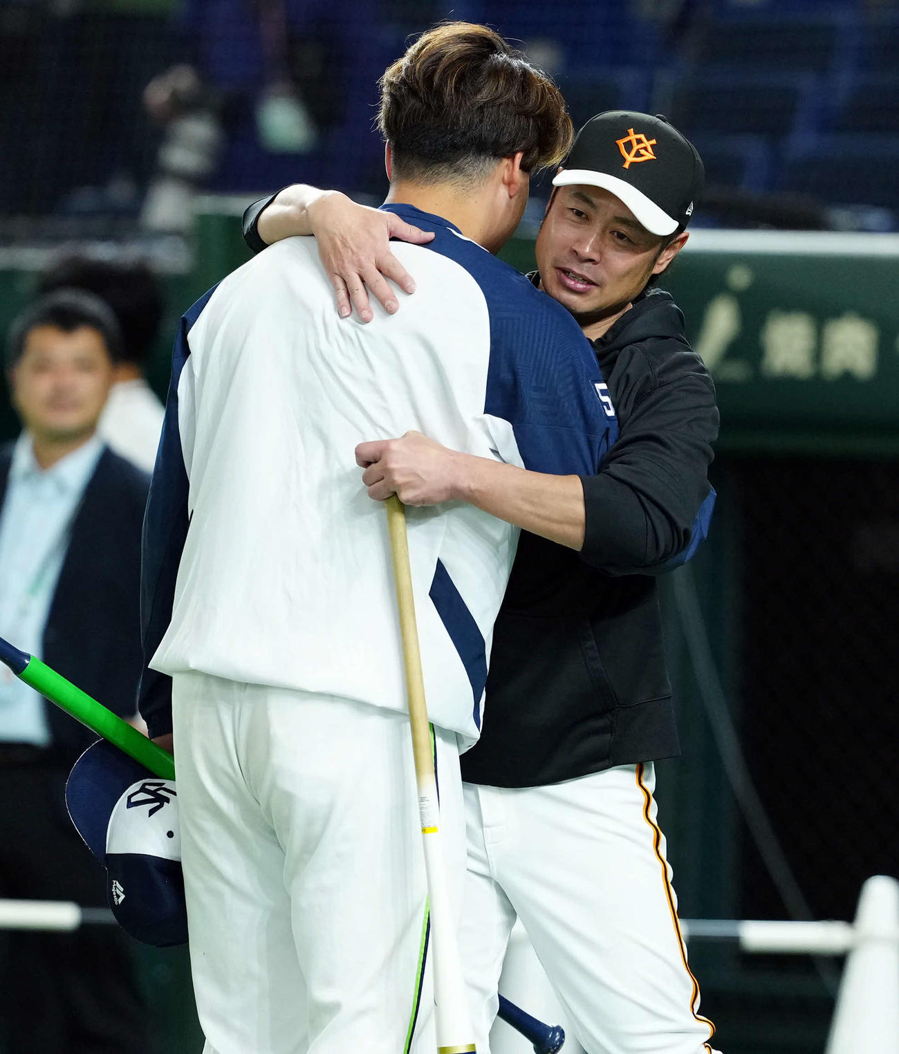 巨人対ヤクルト　ヤクルト村上宗隆とハグする巨人亀井コーチ（撮影・たえ見朱実）