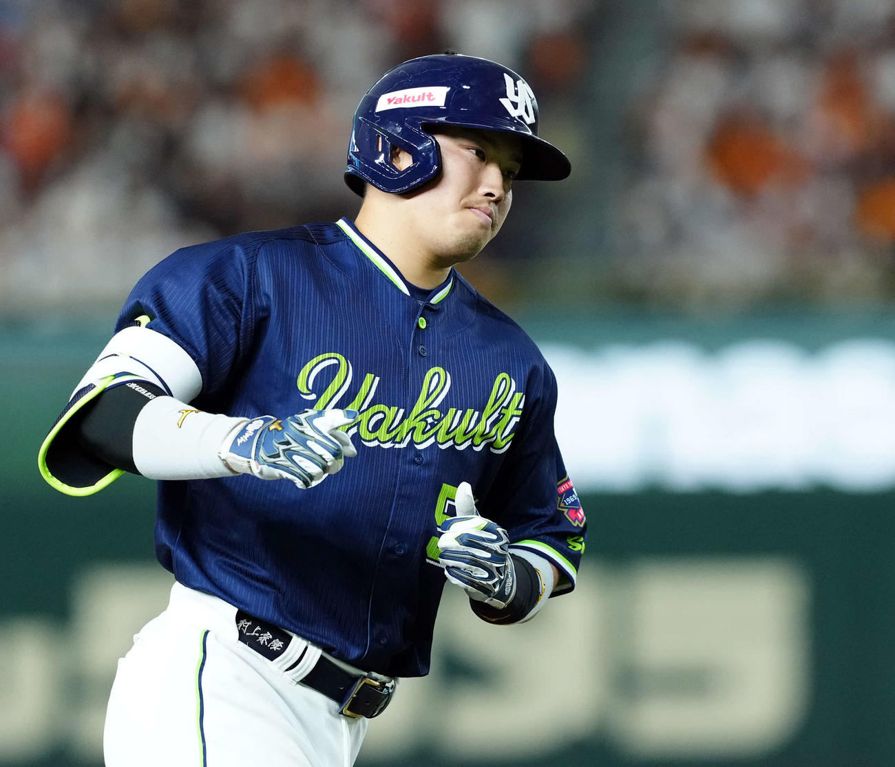 巨人対ヤクルト　4回表ヤクルト1死、右中間にソロ本塁打を放った村上（撮影・たえ見朱実）