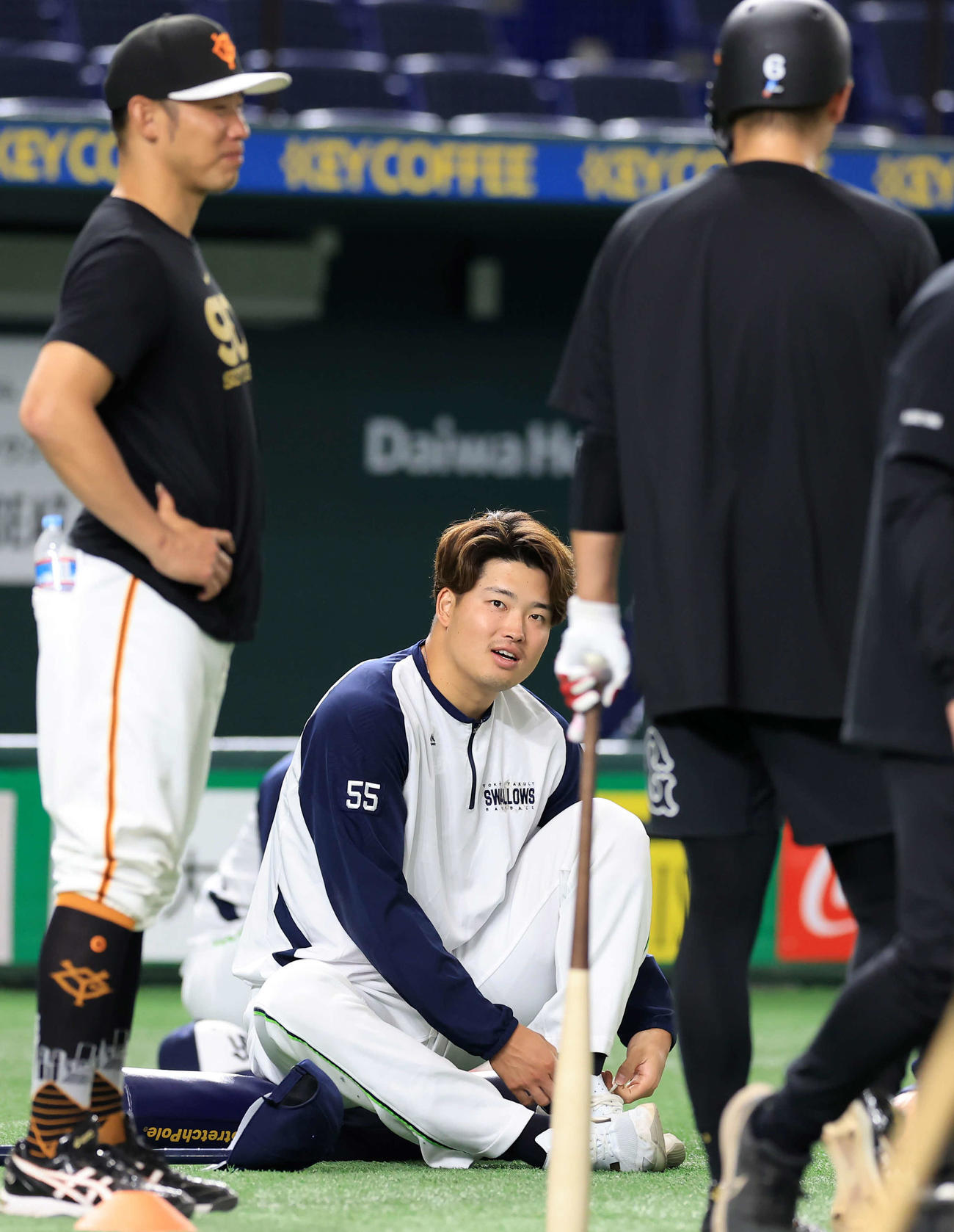 巨人対ヤクルト　試合前、巨人坂本（右）と談笑するヤクルト村上（中央）（撮影・浅見桂子）