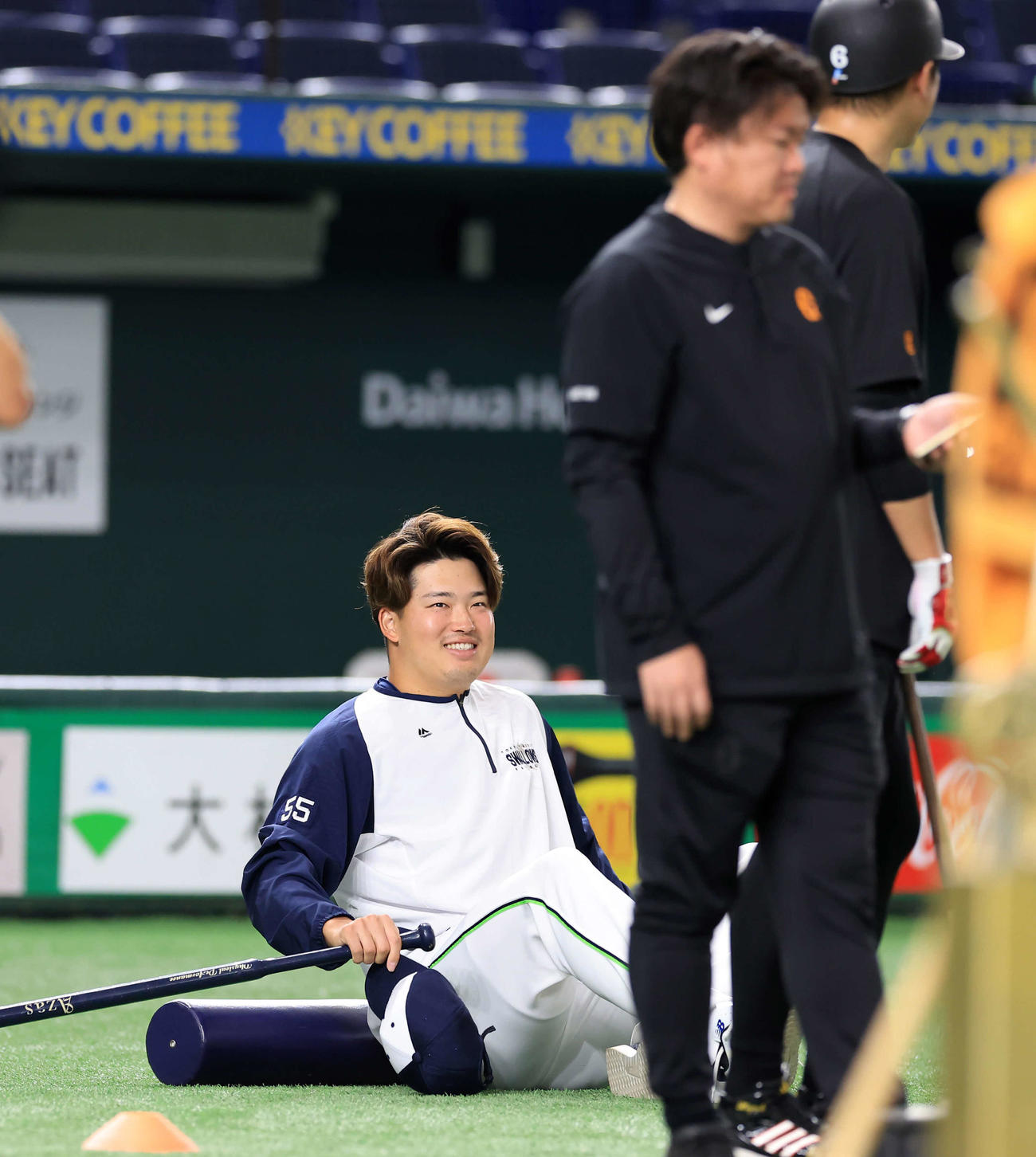 巨人対ヤクルト　試合前、巨人坂本（右）と談笑するヤクルト村上（撮影・浅見桂子）