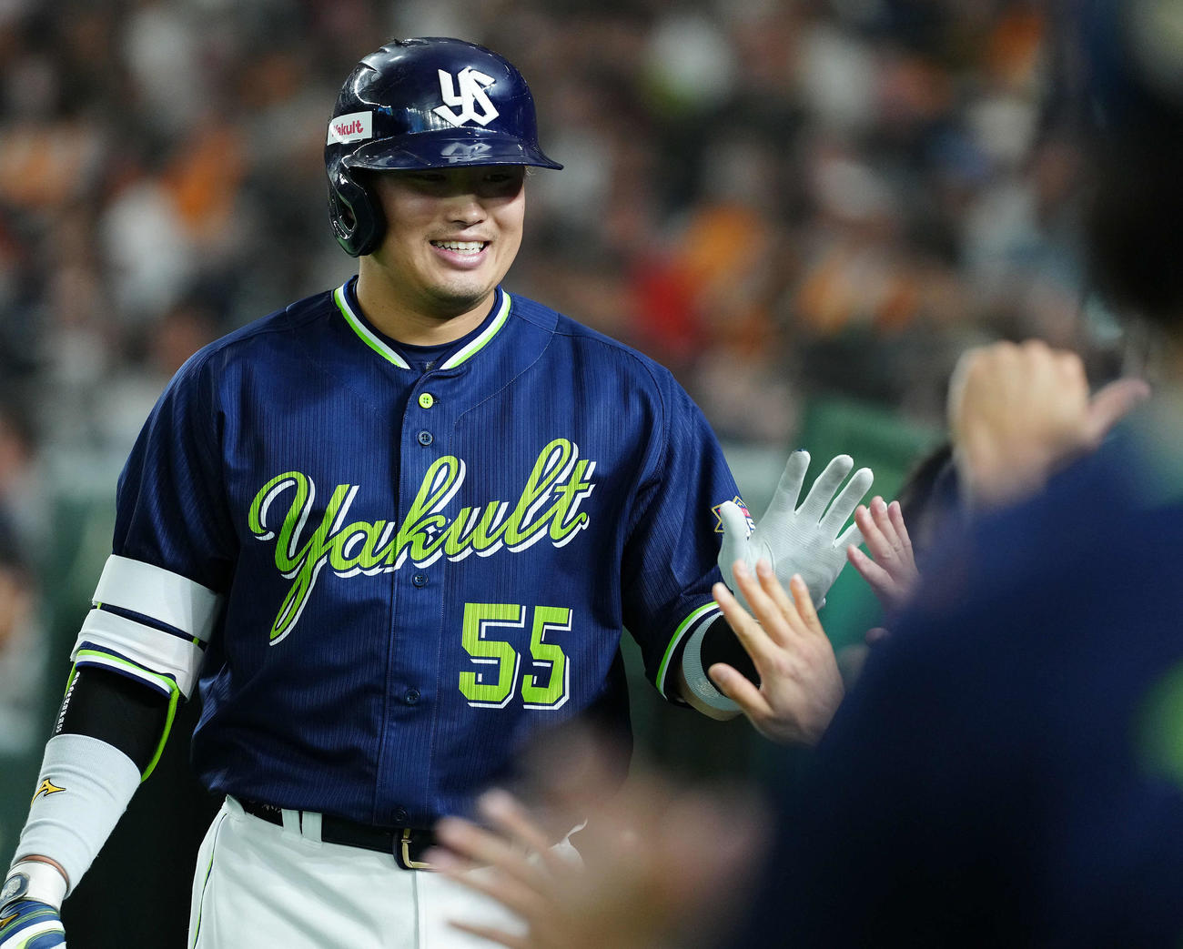 巨人対ヤクルト　4回表ヤクルト1死、右中間にソロ本塁打を放ち笑顔を見せる村上（撮影・たえ見朱実）