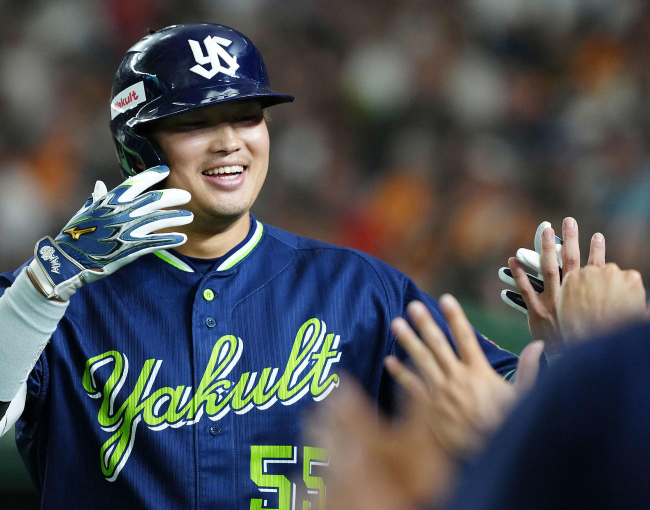巨人対ヤクルト　4回表ヤクルト1死、右中間にソロ本塁打を放ち笑顔を見せる村上（撮影・たえ見朱実）