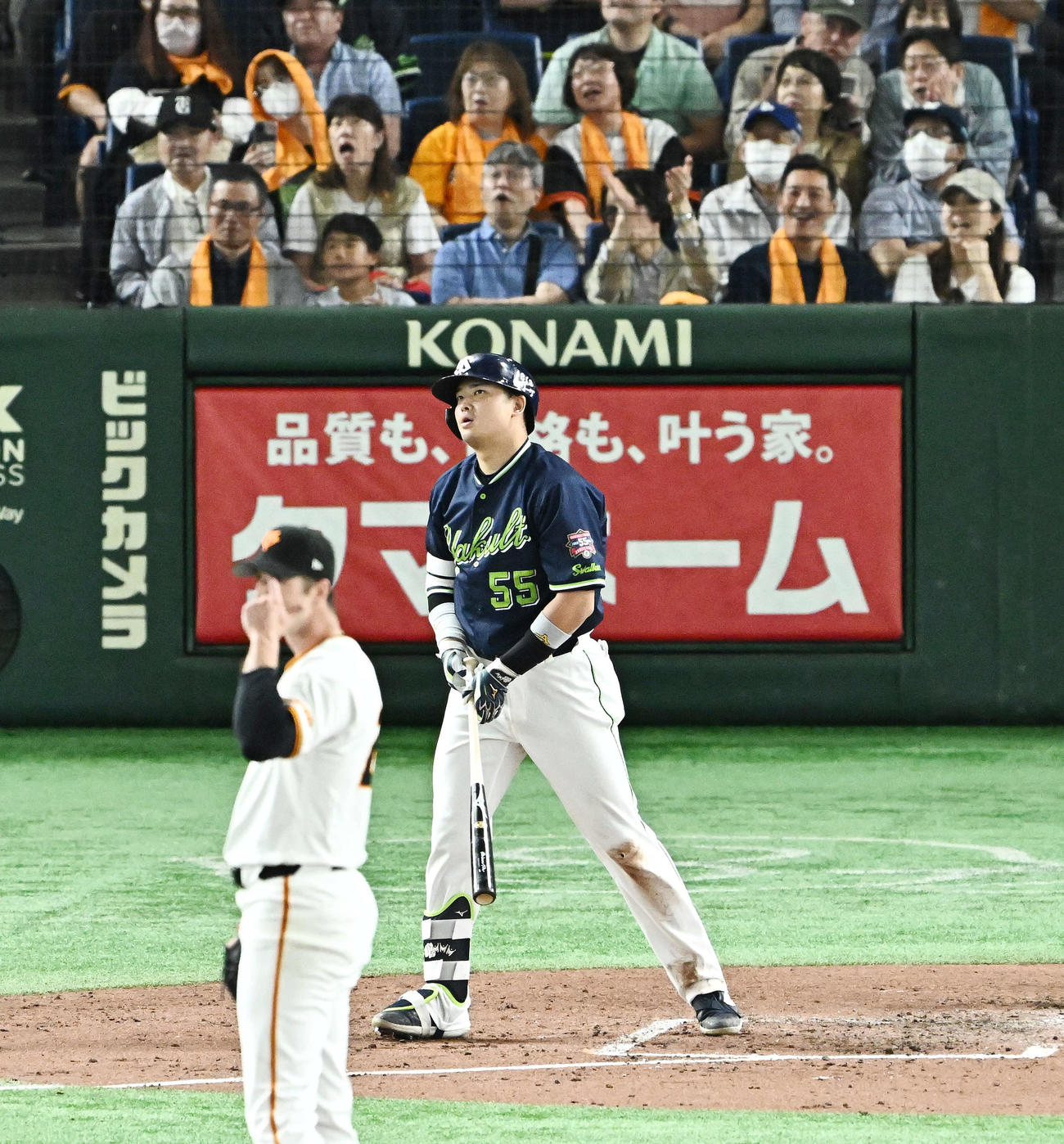 巨人対ヤクルト　4回表ヤクルト1死、村上は右中間へソロ本塁打を放つ。投手グリフィン（撮影・滝沢徹郎）