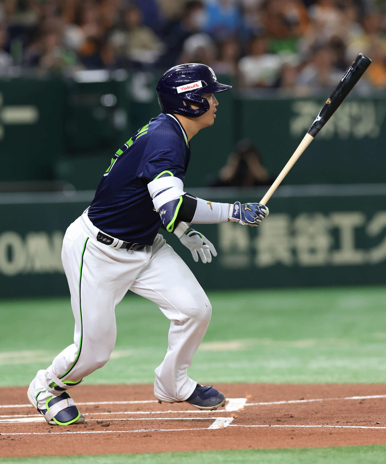 巨人対ヤクルト　1回表ヤクルト1死一、三塁、村上は中前先制適時打を放つ（撮影・浅見桂子）