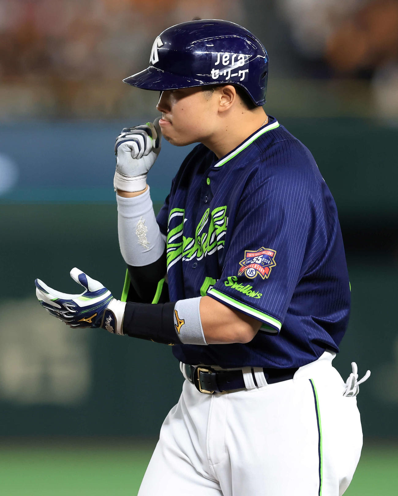 巨人対ヤクルト　1回表ヤクルト1死一、三塁、村上は中前先制適時打を放ち拳を握る（撮影・浅見桂子）
