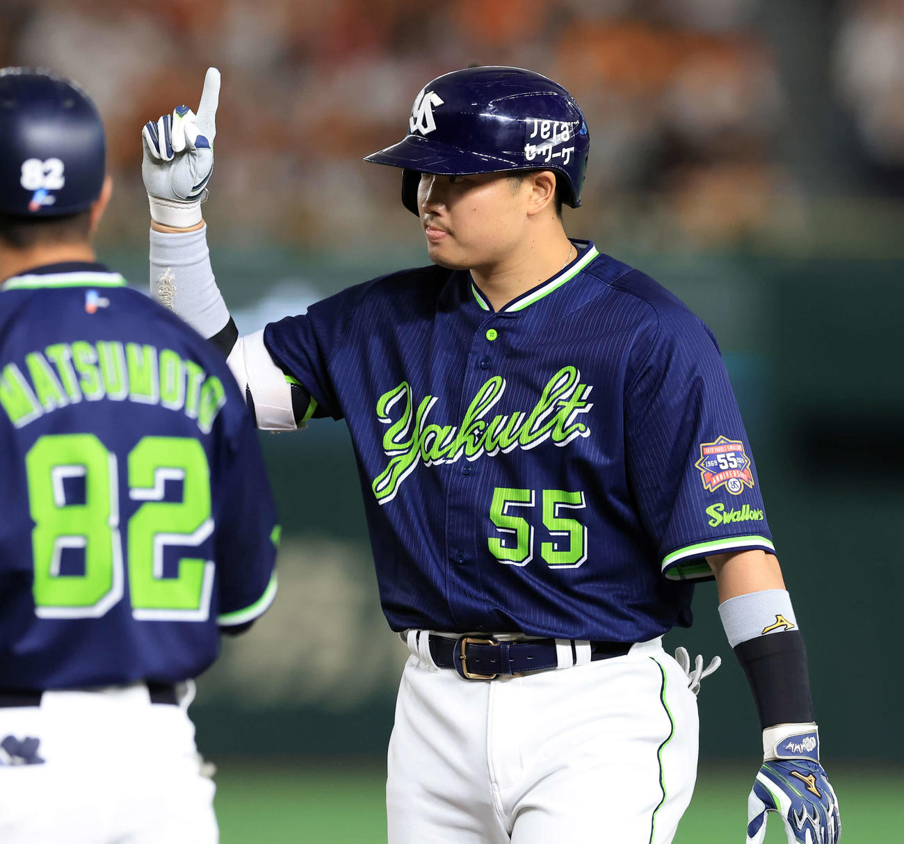 巨人対ヤクルト　1回表ヤクルト1死一、三塁、村上は中前先制適時打を放ち指を突き上げる（撮影・浅見桂子）