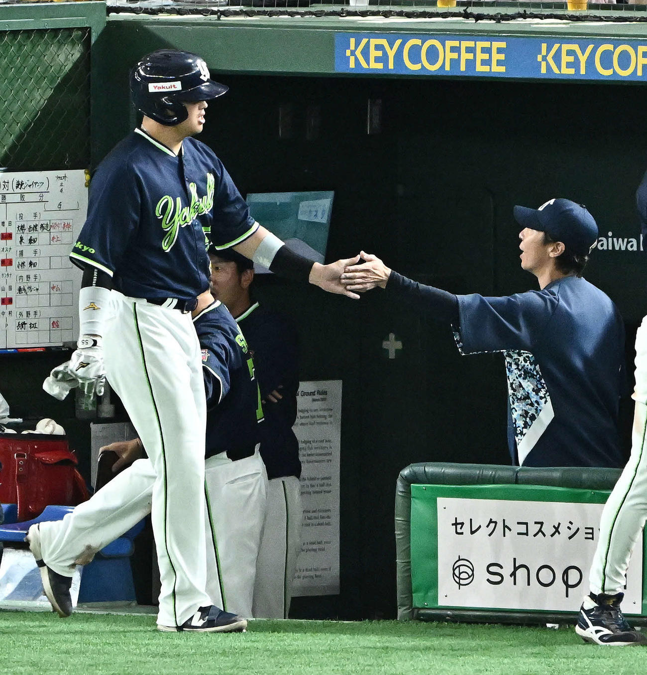 巨人対ヤクルト　1回表ヤクルト2死満塁、長岡の2点適時打で生還した村上（左）とタッチをかわす高津監督（撮影・滝沢徹郎）