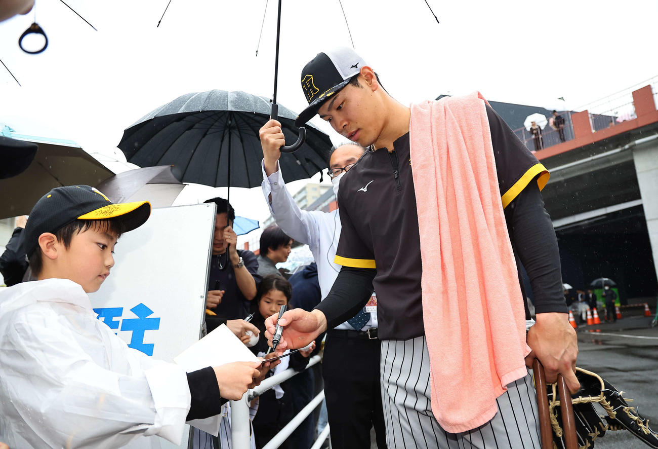 ファンにサインする佐藤輝（撮影・上田博志）