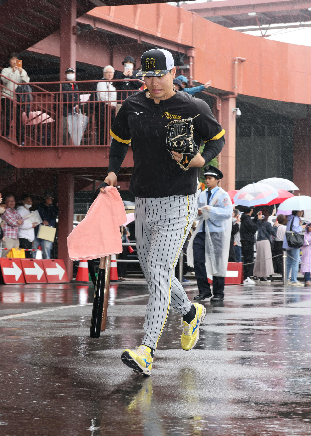 広島対阪神　球場到着前には雨天中止が決定。屋内練習場に向かう阪神佐藤輝（撮影・加藤孝規）