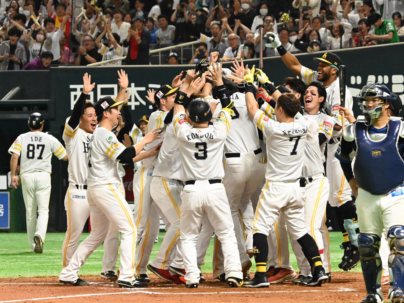 ソフトバンク対西武　9回裏ソフトバンク2死一二塁、柳田は逆転サヨナラ本塁打を放ちナインに迎えられる。（撮影・林敢治）