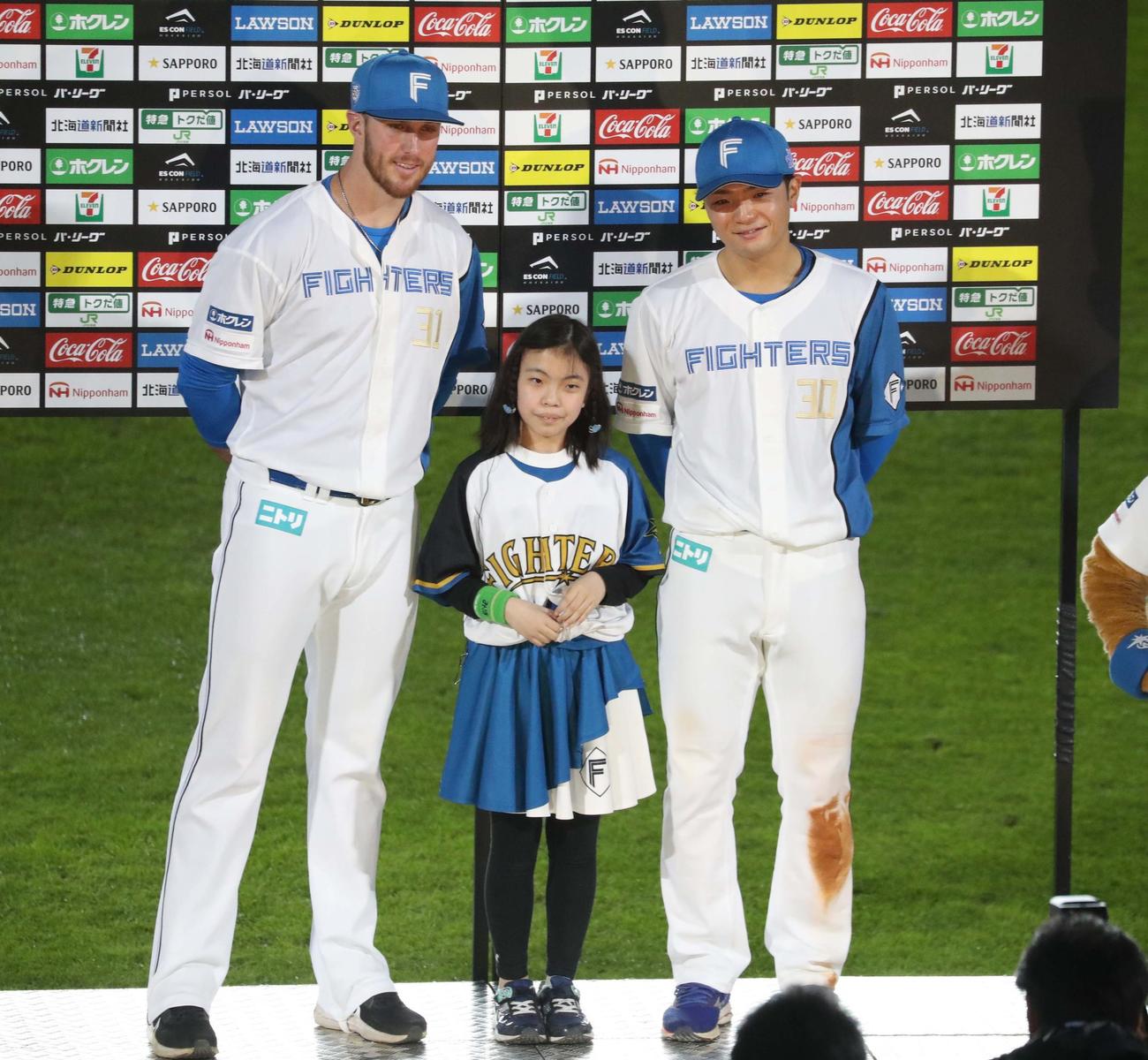 日本ハム対オリックス　子どもインタビューアーと記念撮影するマーフィー（左）と郡司（撮影・黒川智章）