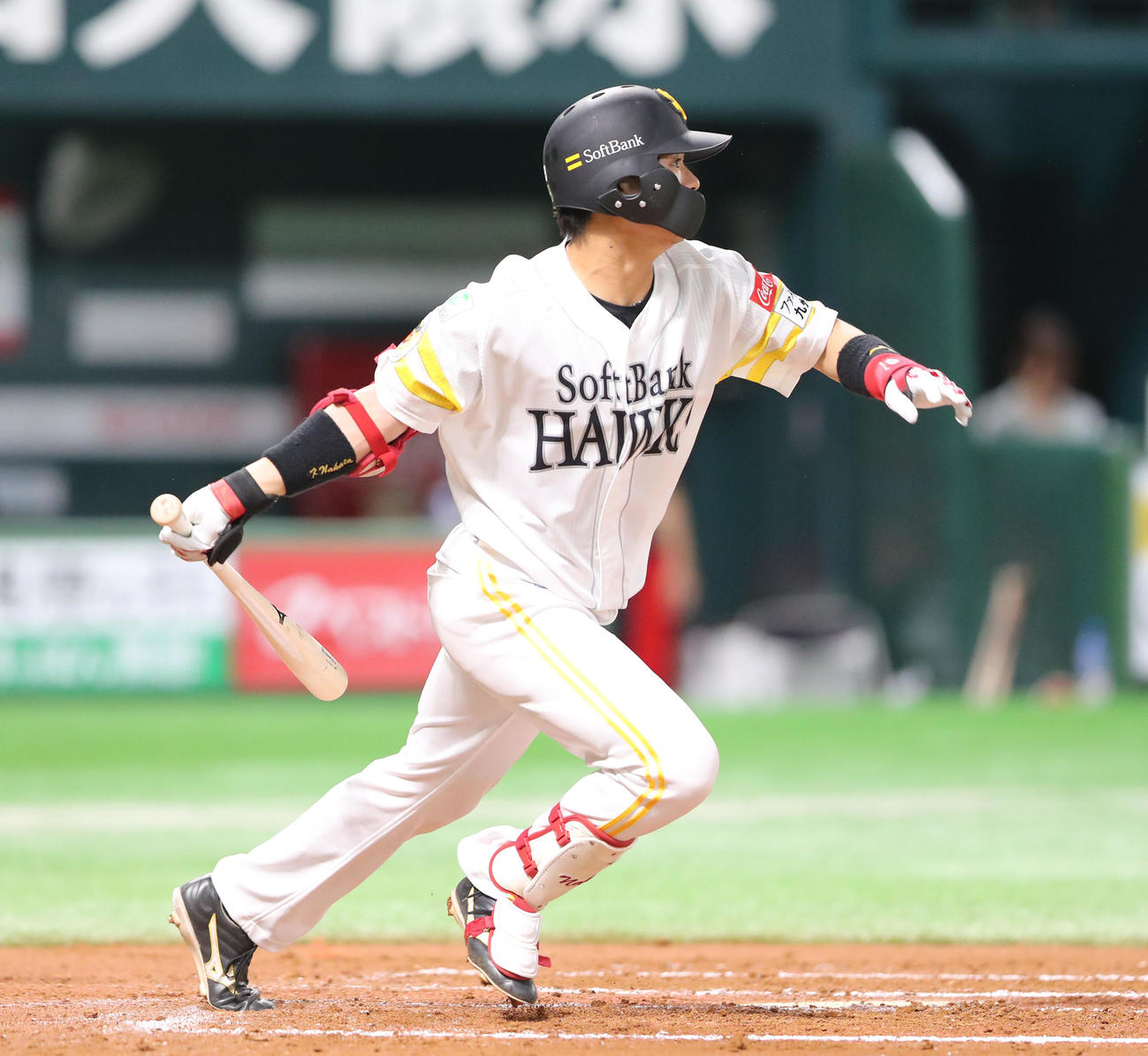 ソフトバンク対西武　7回裏ソフトバンク無死一塁、中前安打を放つ仲田（撮影・梅根麻紀）