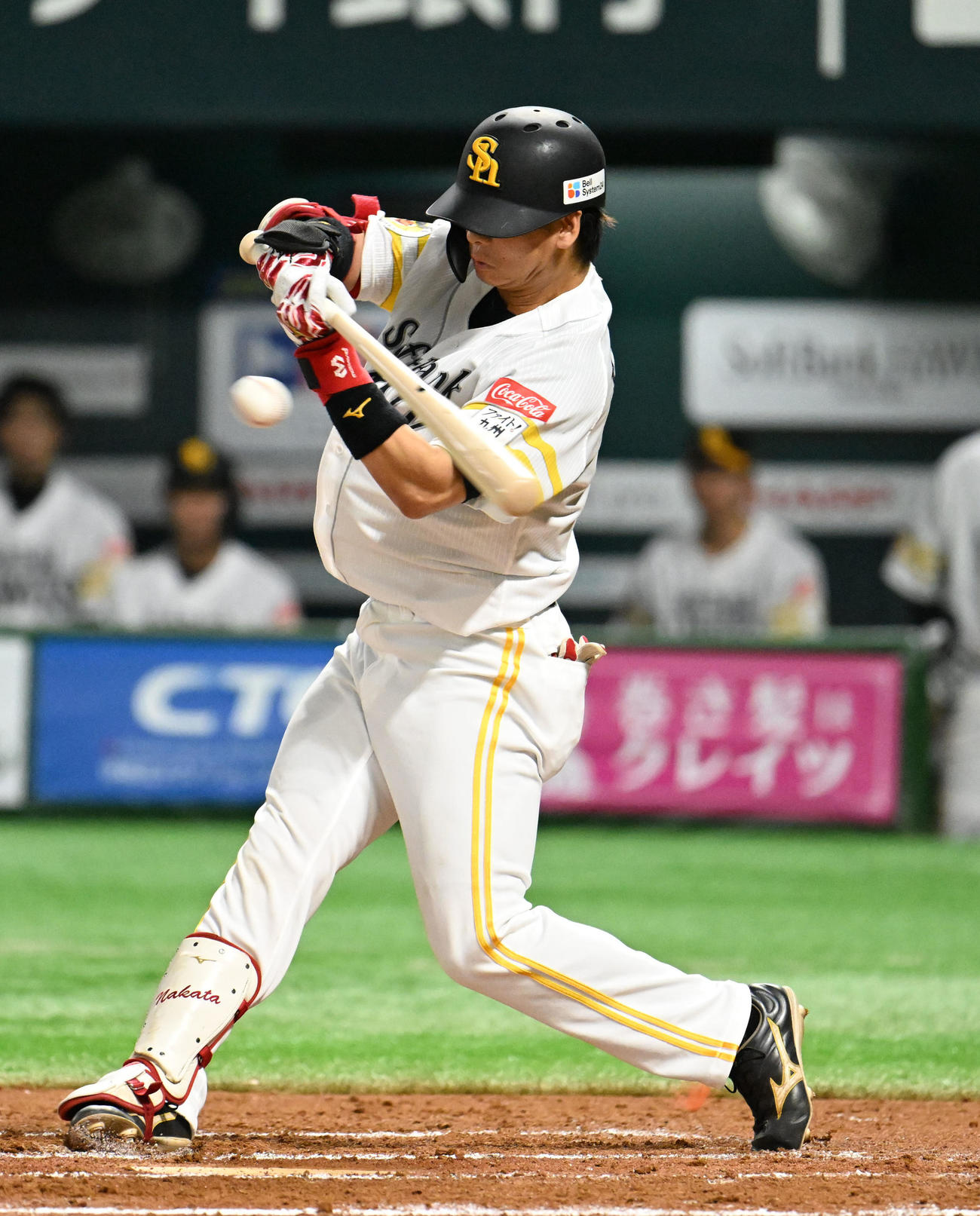ソフトバンク対西武　7回裏ソフトバンク無死一塁、仲田はプロ入り初安打を放つ（撮影・林敢治）