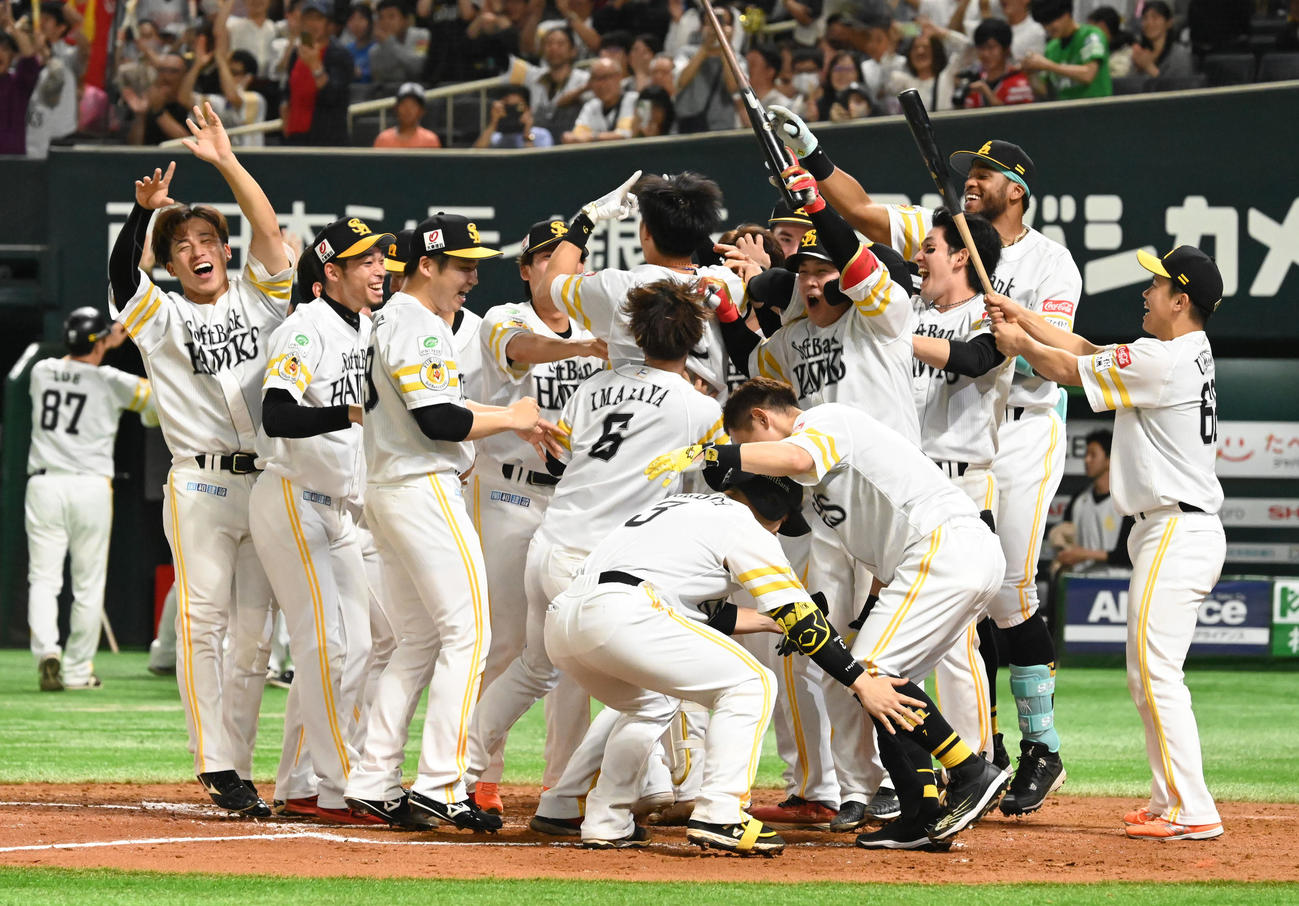 ソフトバンク対西武　9回裏ソフトバンク2死一二塁、柳田は逆転サヨナラ本塁打を放ちナインに迎えられる。（撮影・林敢治）