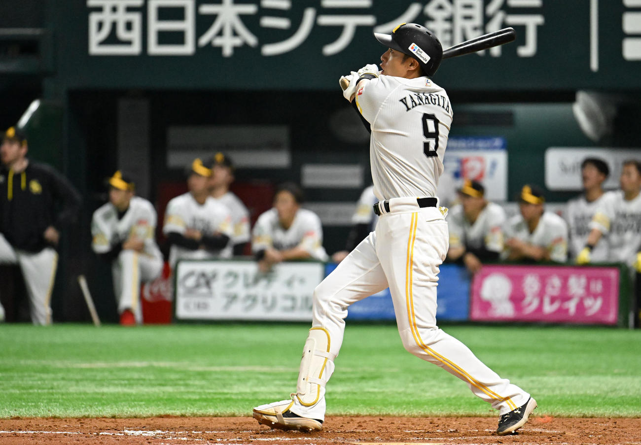 ソフトバンク対西武　9回裏ソフトバンク2死一二塁、柳田は逆転サヨナラ本塁打を放つ（撮影・林敢治）