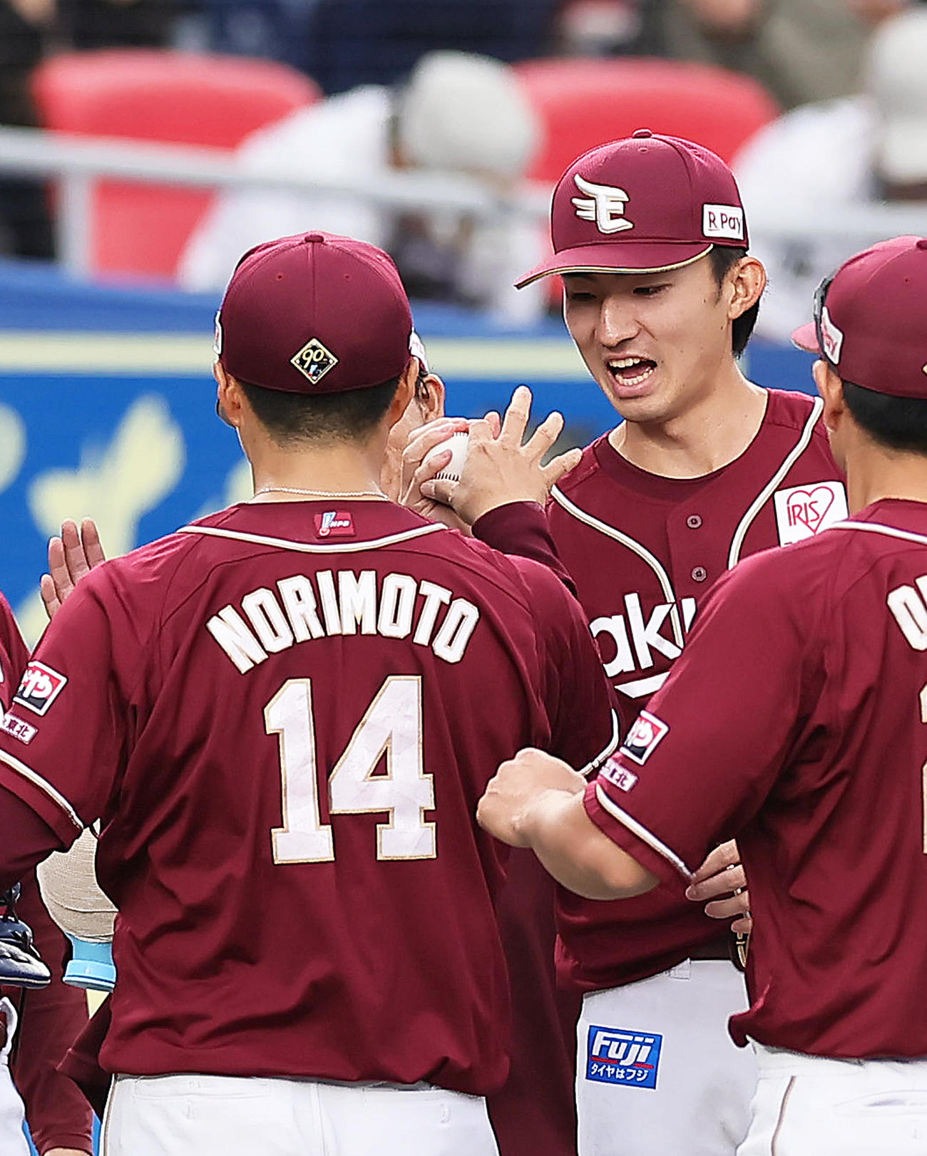 ロッテ対楽天　5回4失点で今季初勝利を挙げた楽天荘司（右）は則本から勝利球を受け取る（撮影・足立雅史）