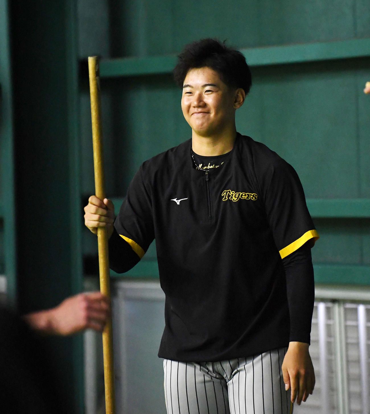 練習で笑顔を見せる門別（撮影・前岡正明）