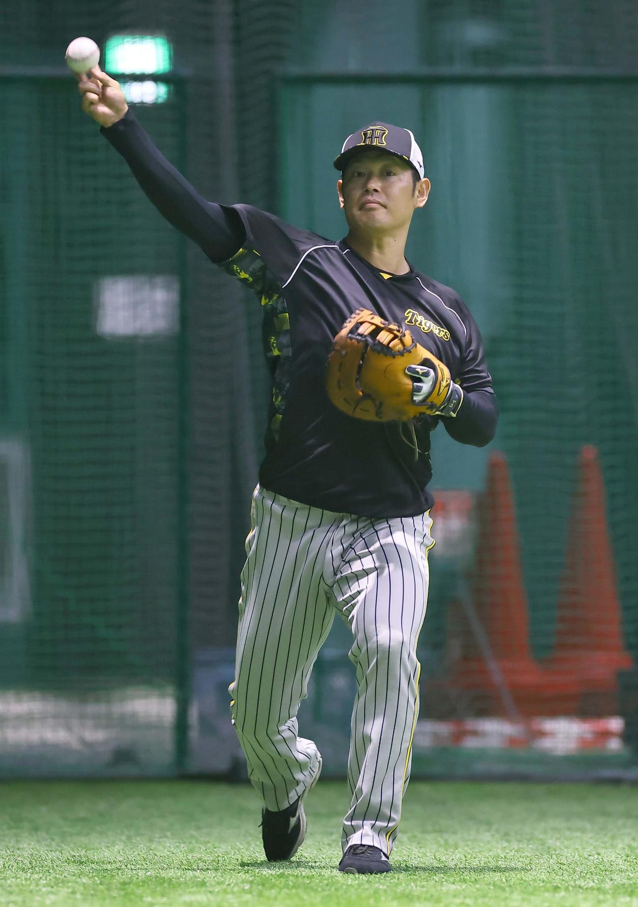 広島対阪神　キャッチボールをして汗を流す原口（撮影・上田博志）