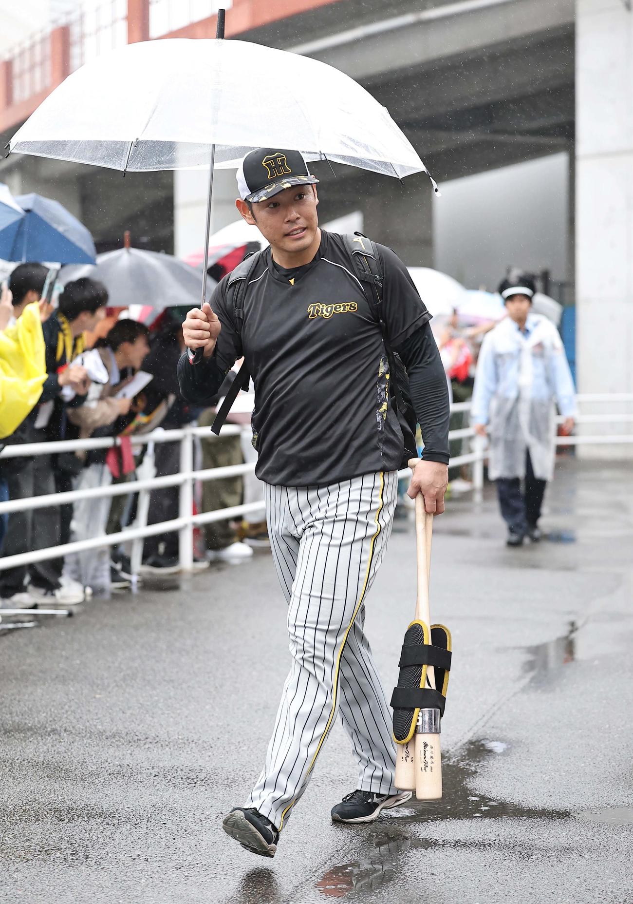広島対阪神　練習を終えた原口は室内練習場を引き揚げる（撮影・上田博志）