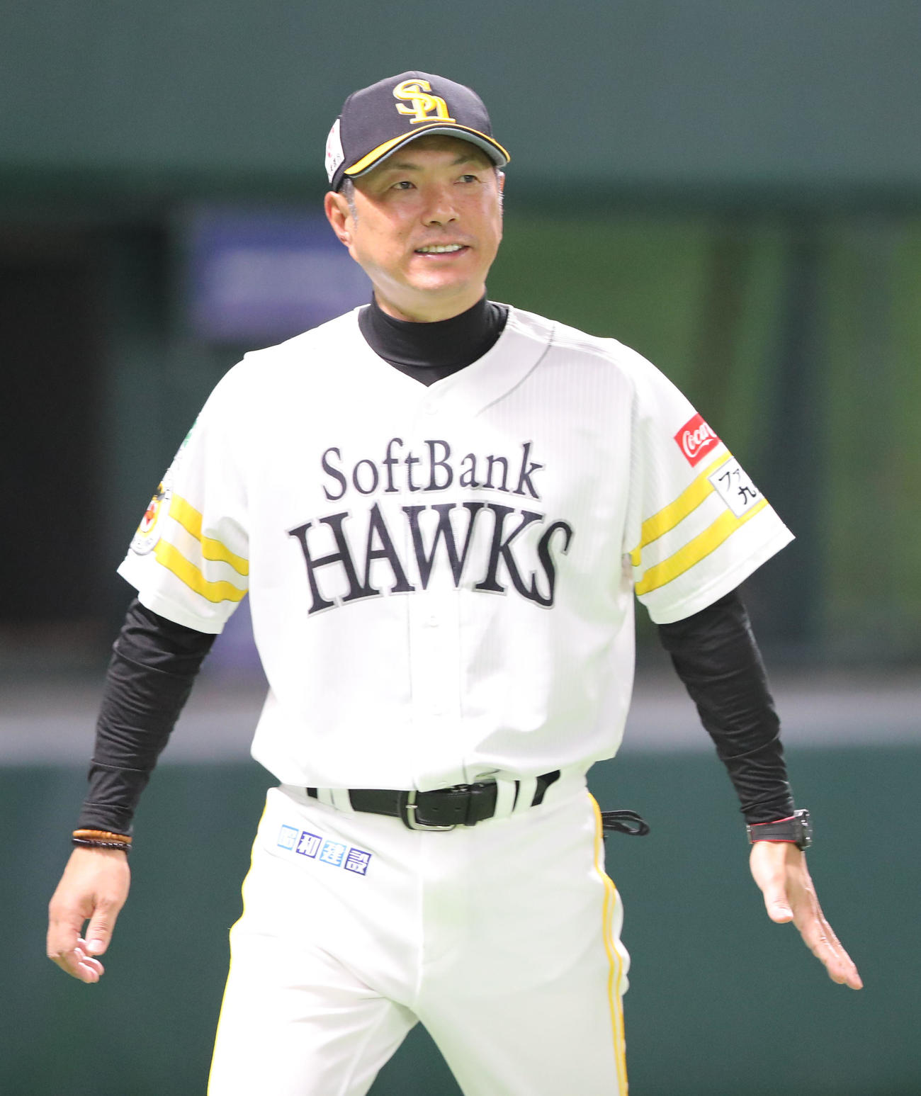ソフトバンク対西武　審判に選手交代を告げる小久保監督（撮影・梅根麻紀）