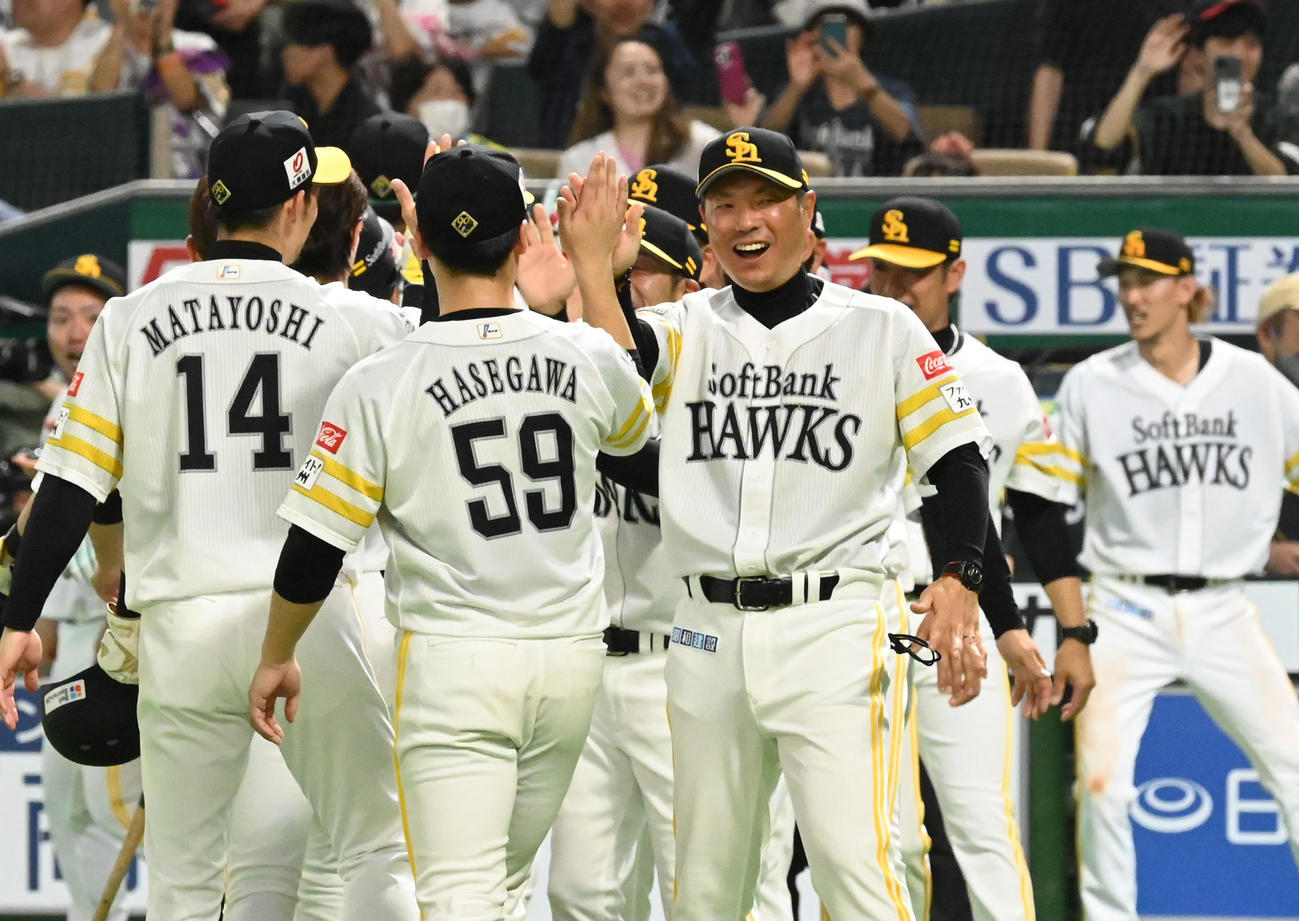 ソフトバンク対西武　逆転サヨナラ本塁打で勝利し笑顔でハイタッチする小久保監督（撮影・林敢治）