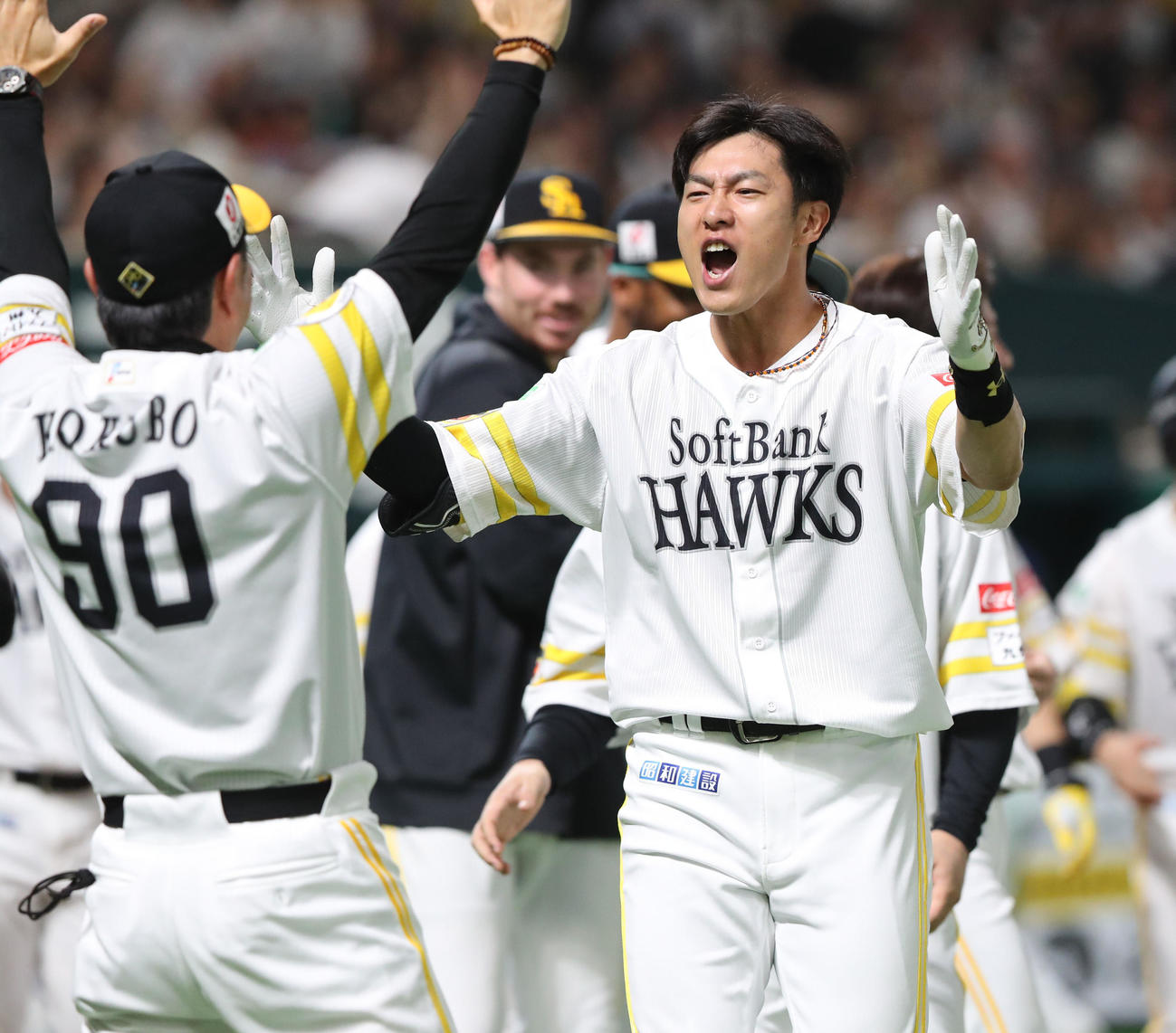 ソフトバンク対西武　9回裏ソフトバンク2死一、二塁、柳田は右中間に逆転サヨナラ3点本塁打を放ち歓喜の表情で小久保監督とハイタッチ（撮影・梅根麻紀）