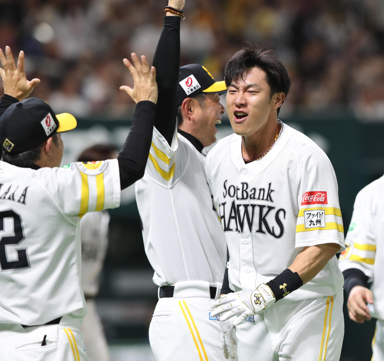ソフトバンク対西武　9回裏ソフトバンク2死一、二塁、柳田は右中間に逆転サヨナラ3点本塁打を放ち歓喜の表情で小久保監督とハイタッチ（撮影・梅根麻紀）