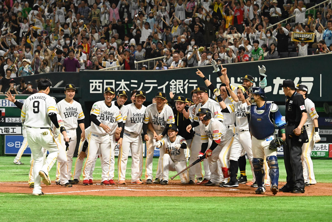 ソフトバンク対西武　9回裏ソフトバンク2死一二塁、柳田は逆転サヨナラ本塁打を放ちナインに迎えられる。（撮影・林敢治）