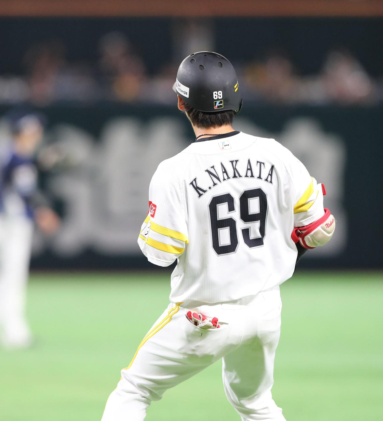 ソフトバンク対西武　7回裏ソフトバンク無死一塁、中前安打を放つ仲田（撮影・梅根麻紀）