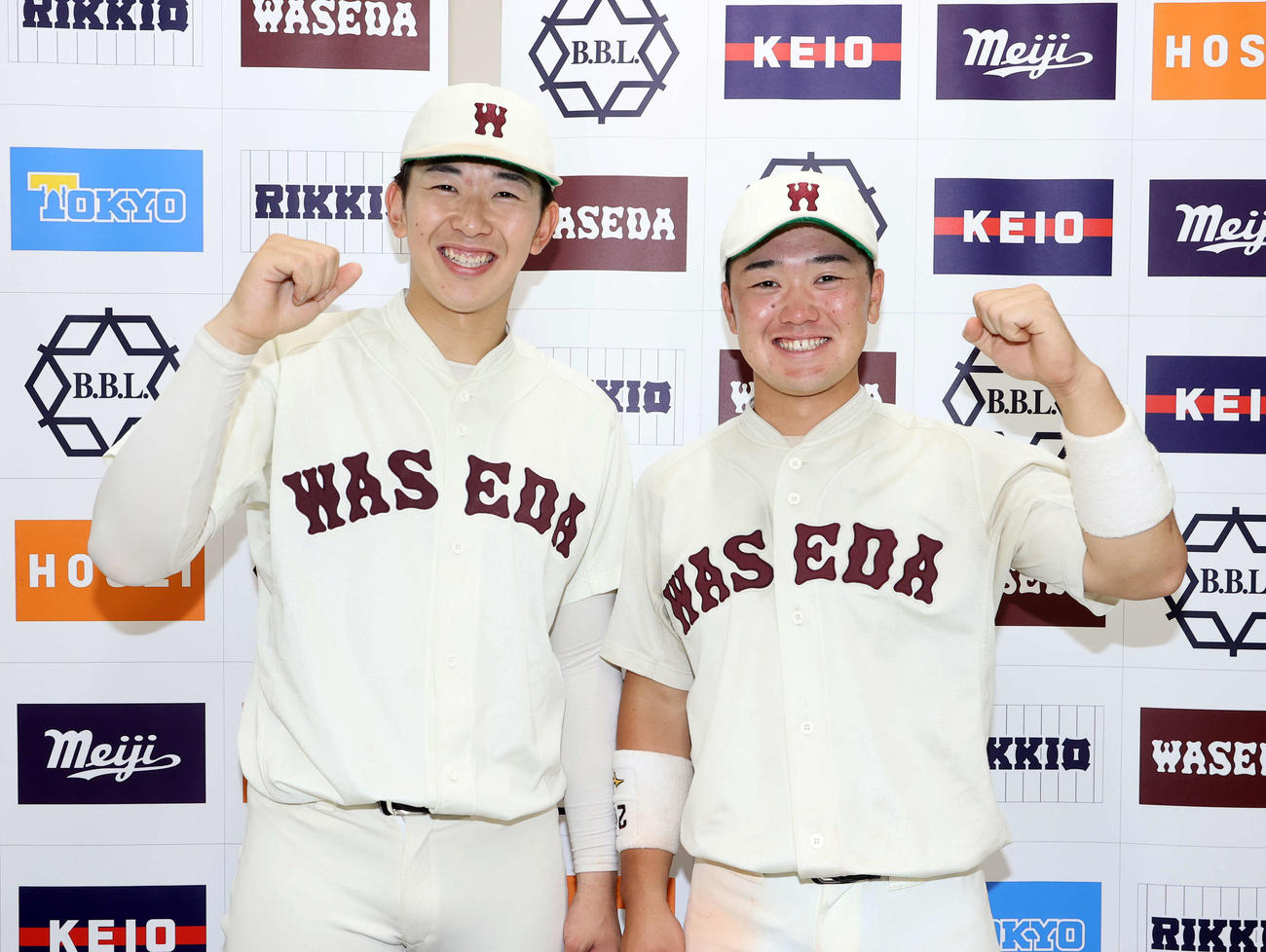 早大対明大　勝利し笑顔でガッツポーズする早大・伊藤樹（左）と尾瀬（撮影・鈴木正人）
