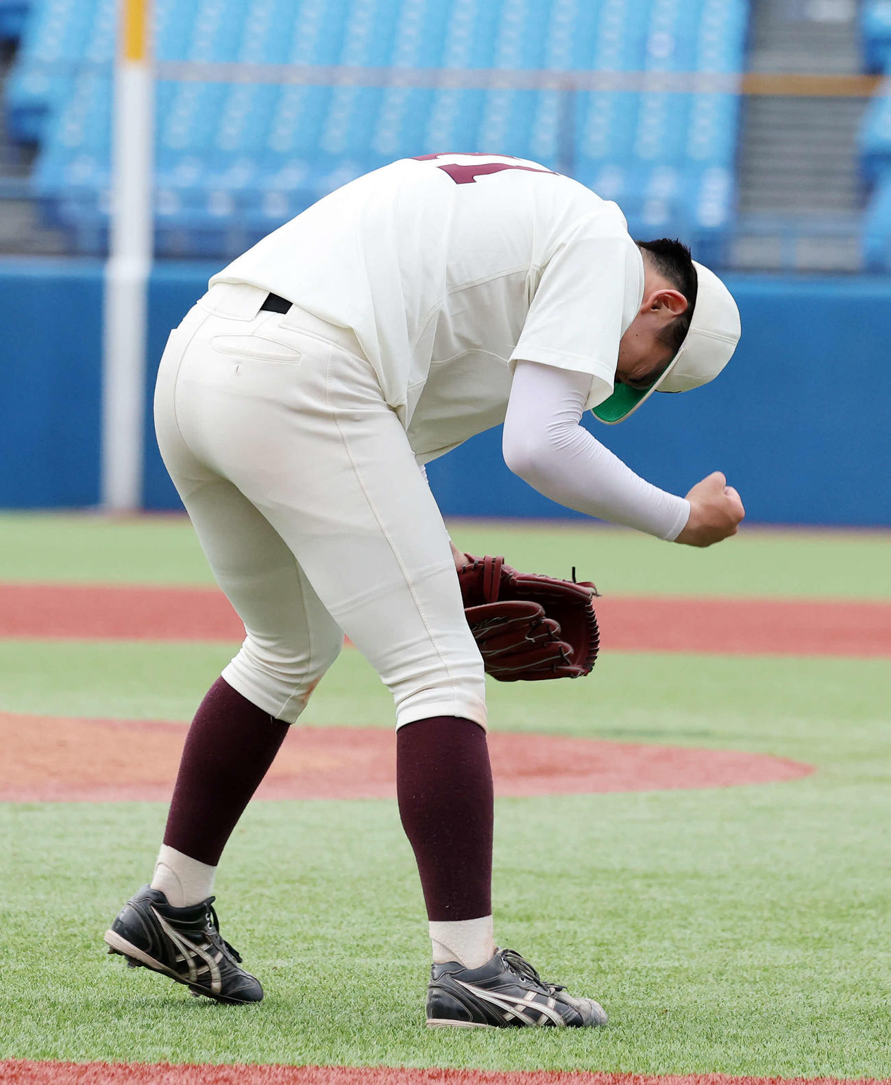 早大対明大　勝利しガッツポーズする早大・伊藤樹（撮影・鈴木正人）