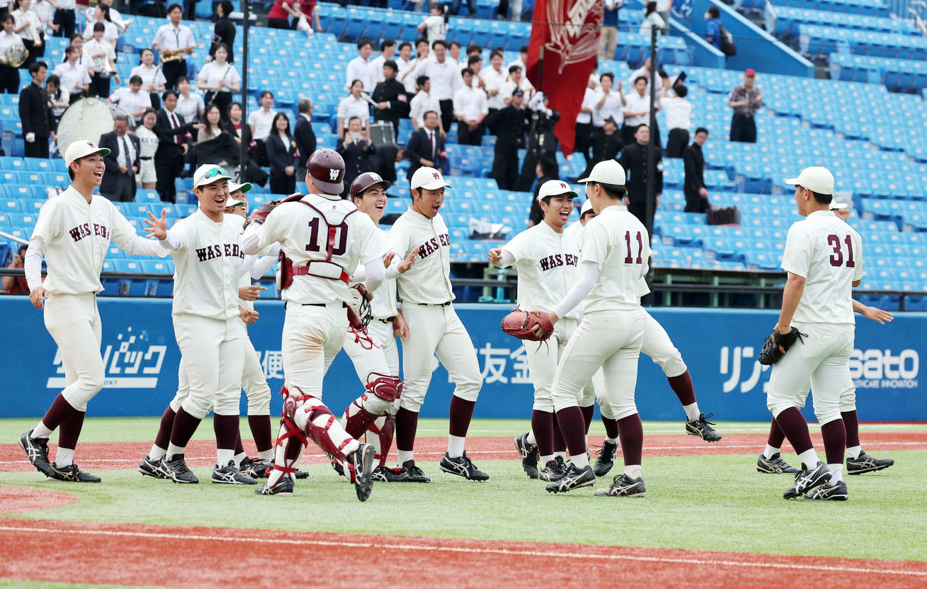 早大対明大　勝利し喜ぶ早大の選手たち（撮影・鈴木正人）