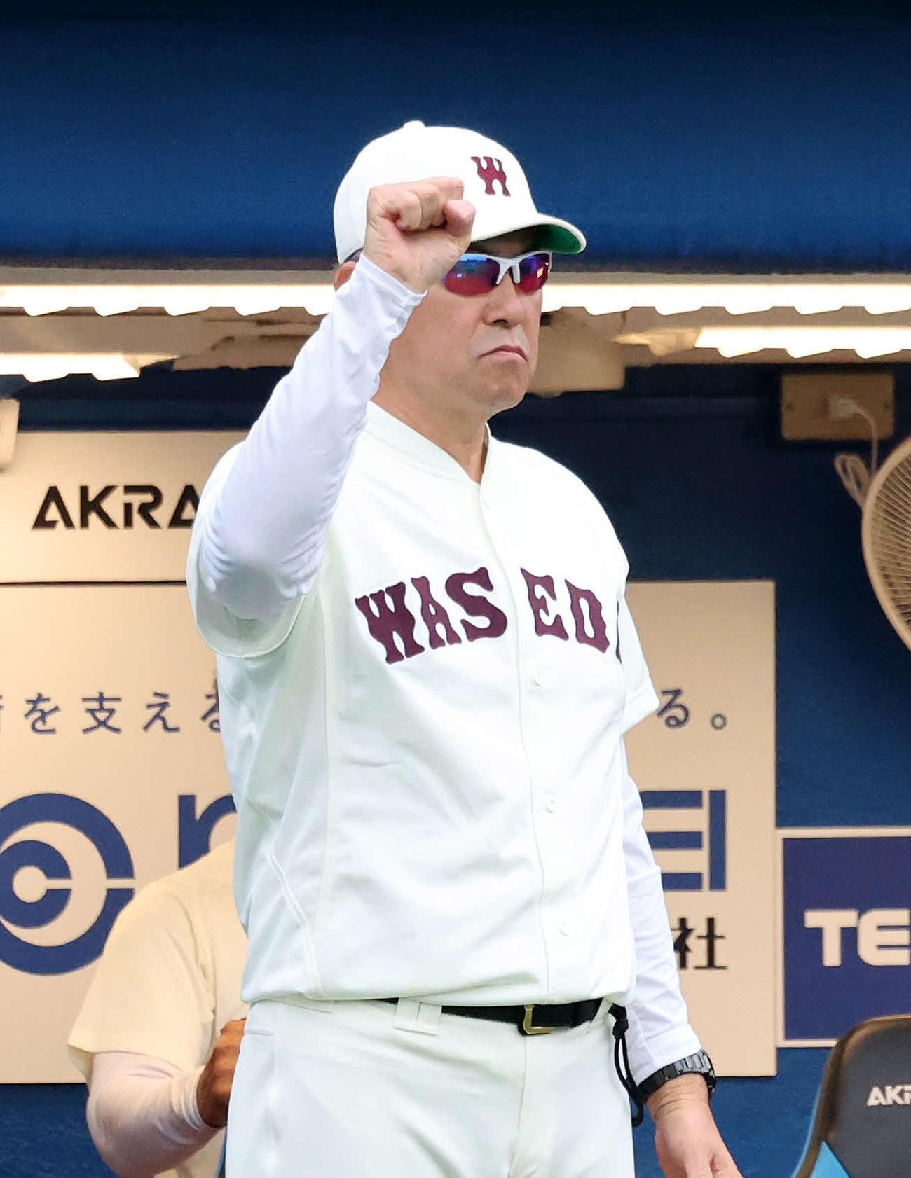 早大対明大　11回表早大無死二、三塁、尾瀬の右前適時打にガッツポーズする小宮山監督（撮影・鈴木正人）