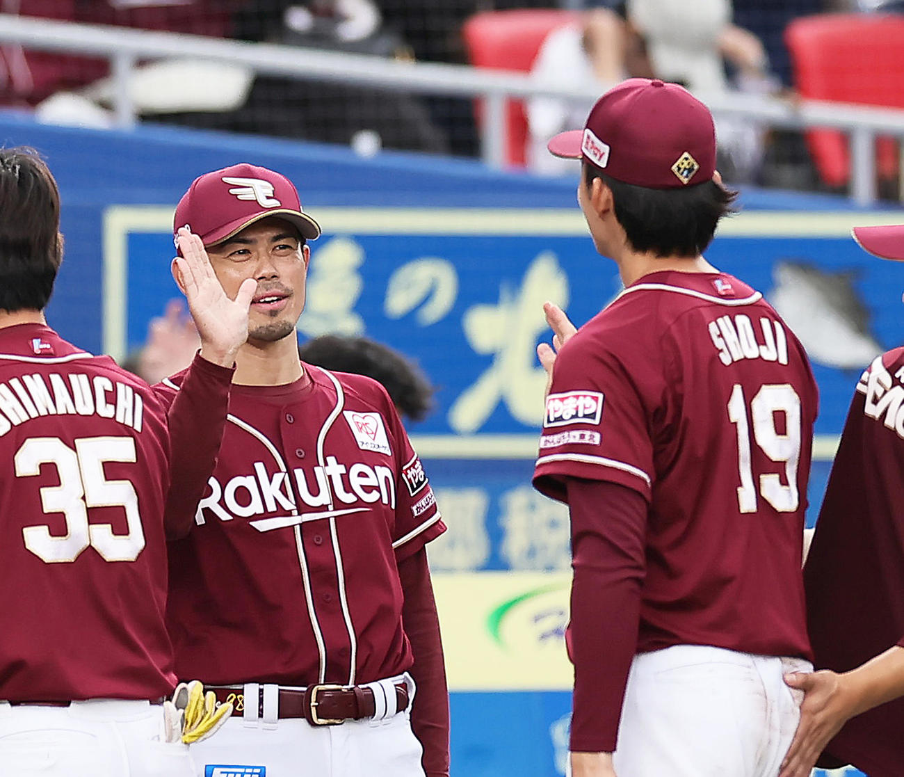 ロッテ対楽天　5回4失点で今季初勝利を挙げた楽天荘司（右）をタッチで迎える今江監督（撮影・足立雅史）