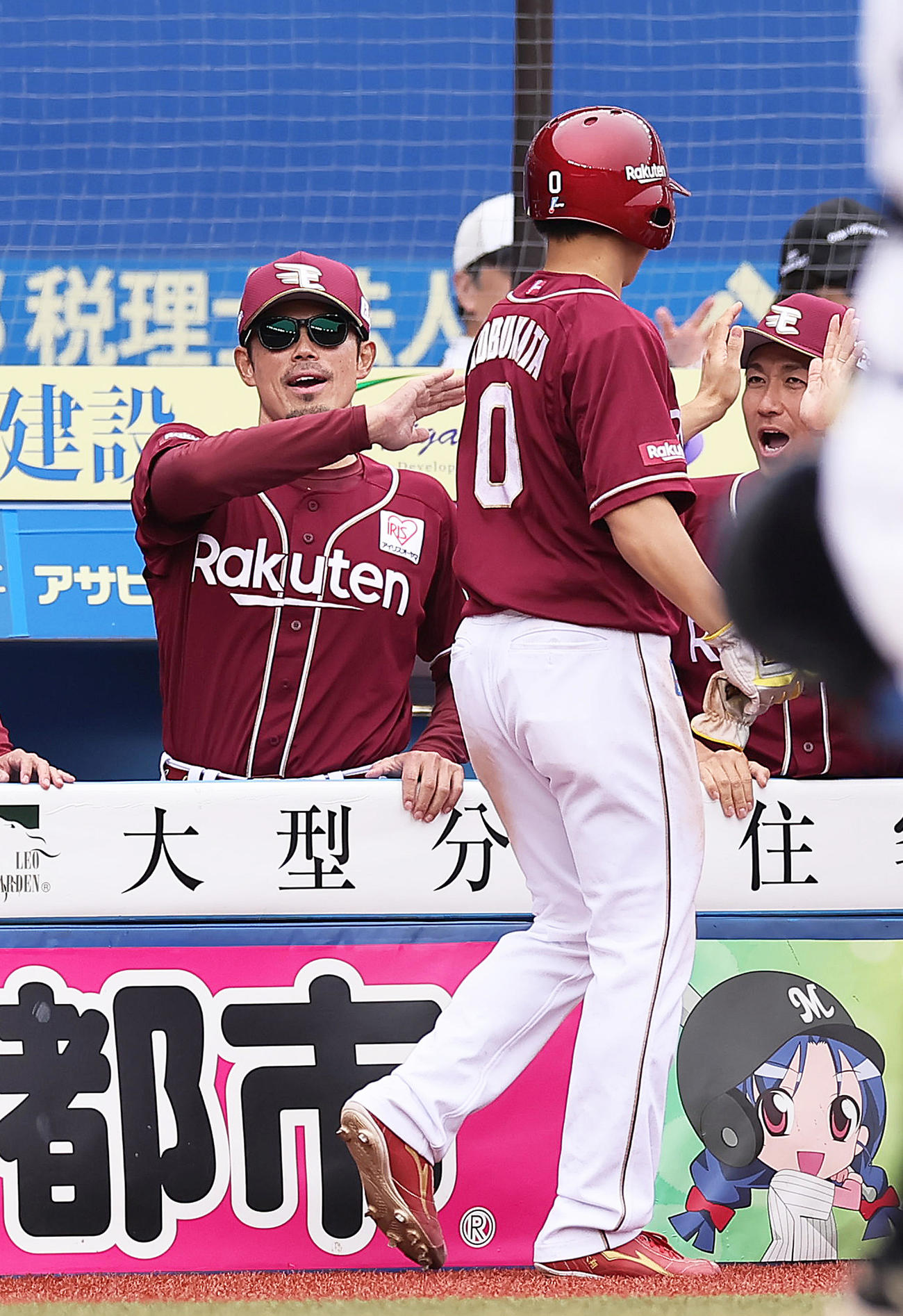 ロッテ対楽天　6回表楽天1死満塁、島内の2点適時二塁打で生還した小深田（右）を笑顔で迎える今江監督（撮影・足立雅史）
