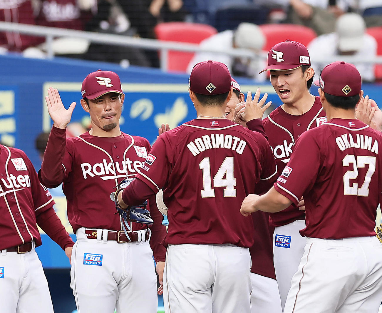 ロッテ対楽天　5回4失点で今季初勝利を挙げた楽天荘司（右から2人目）は則本（同3人目）から勝利球を受け取る。左端は今江監督（撮影・足立雅史）