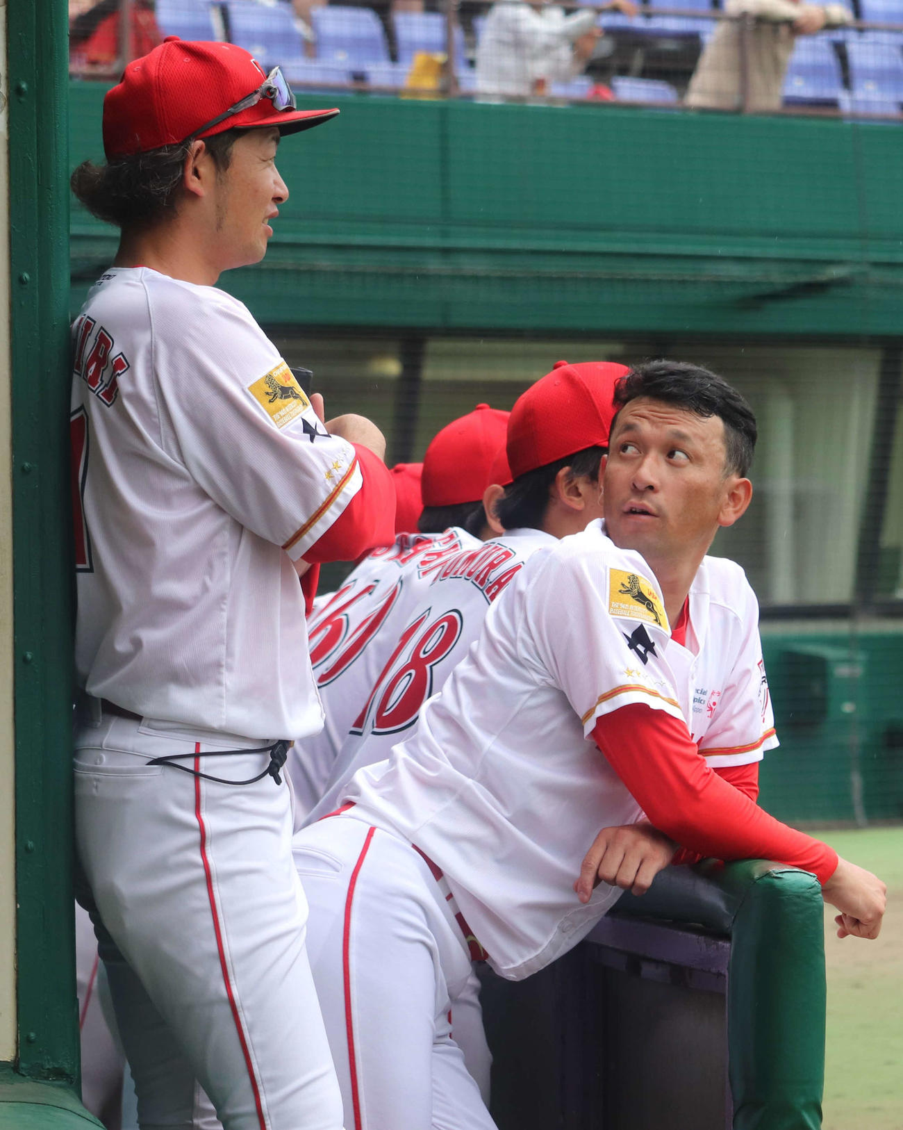 準決勝のヤマハ戦に出場し4番手で登板したトヨタ自動車の佐竹功年と談笑する川尻一旗コーチ