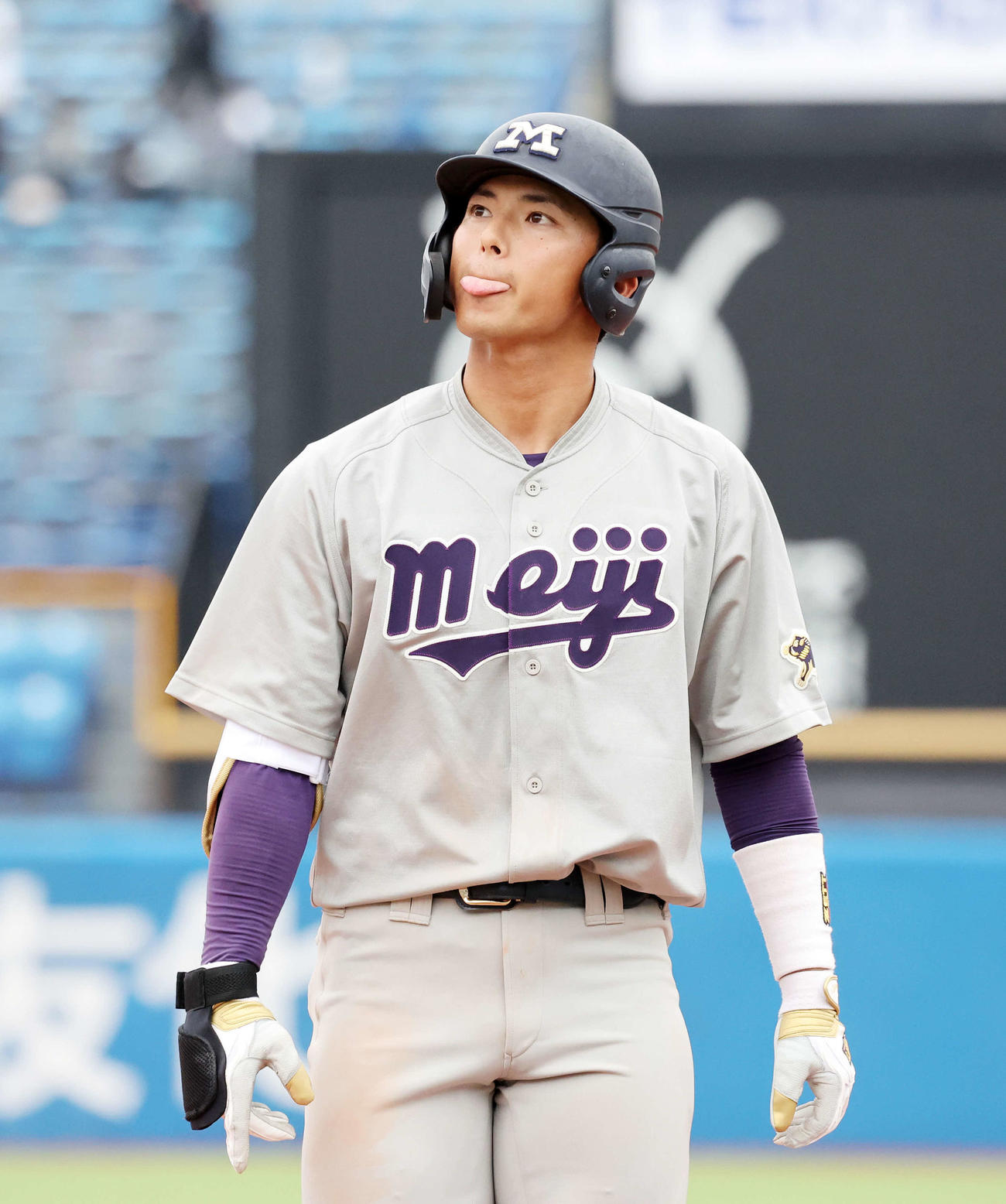 早大対明大　9回裏明大1死一塁、宗山は左飛に倒れ悔しそうな表情を見せる（撮影・鈴木正人）