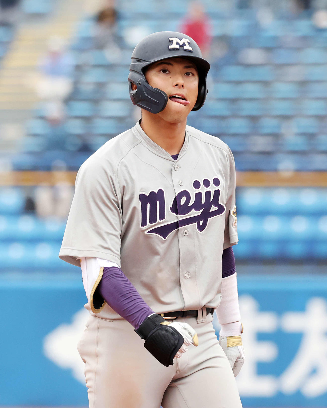 早大対明大　9回裏明大1死一塁、宗山は左飛に倒れ悔しそうな表情を見せる（撮影・鈴木正人）