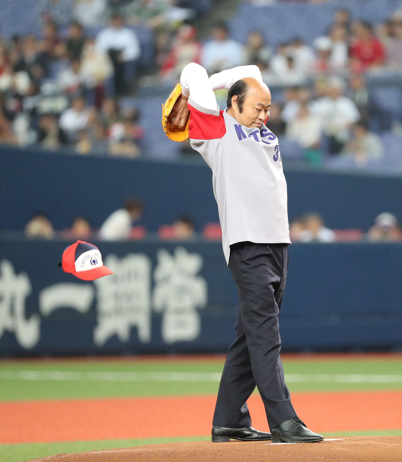始球式で、得意の帽子を飛ばすパフォーマンスをする近鉄OBの佐野氏（2018年4月28日撮影）