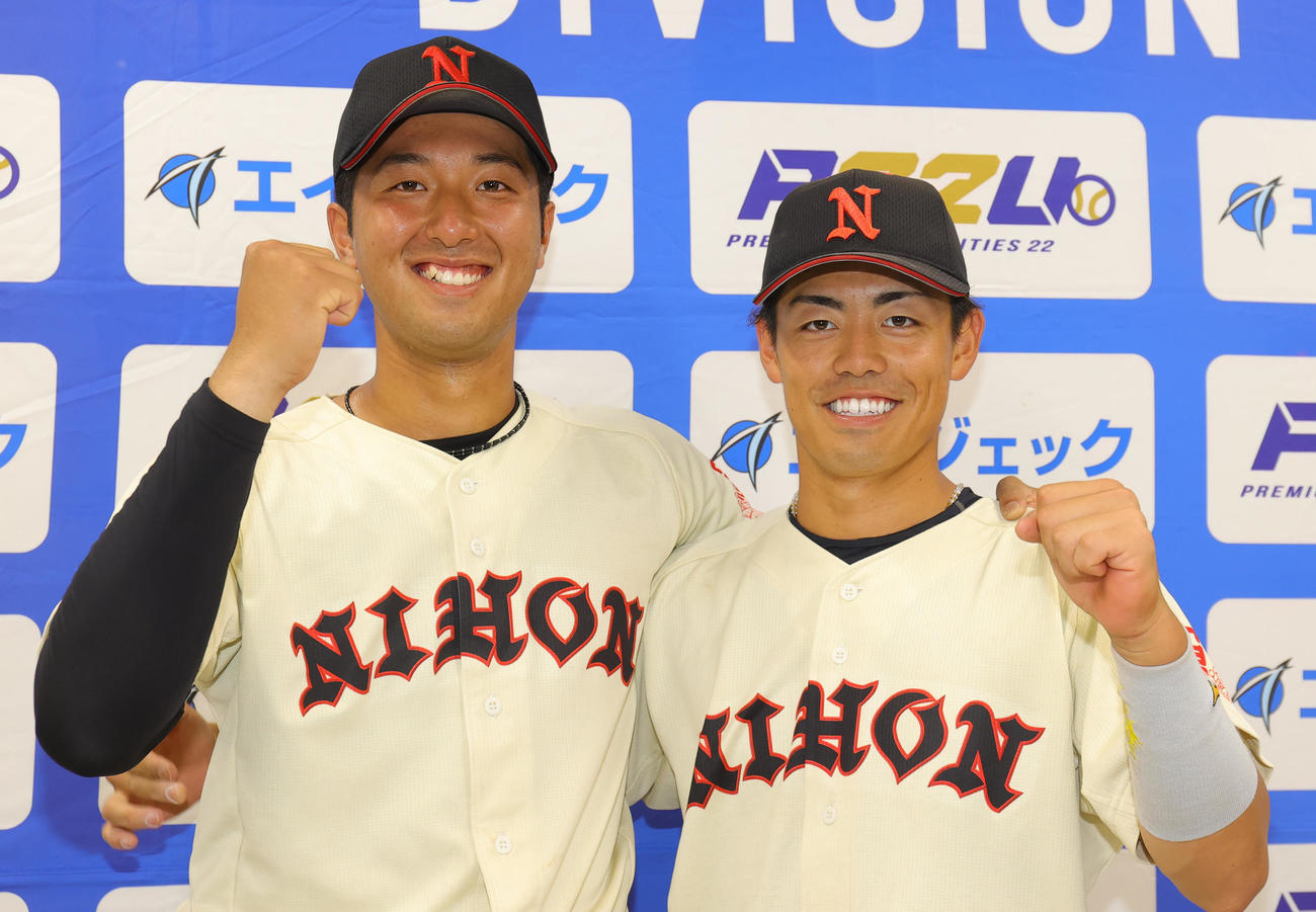 日大対中大　完投勝利の日大・市川（左）と適時打の谷端は笑顔でガッツポーズ（撮影・野上伸悟）