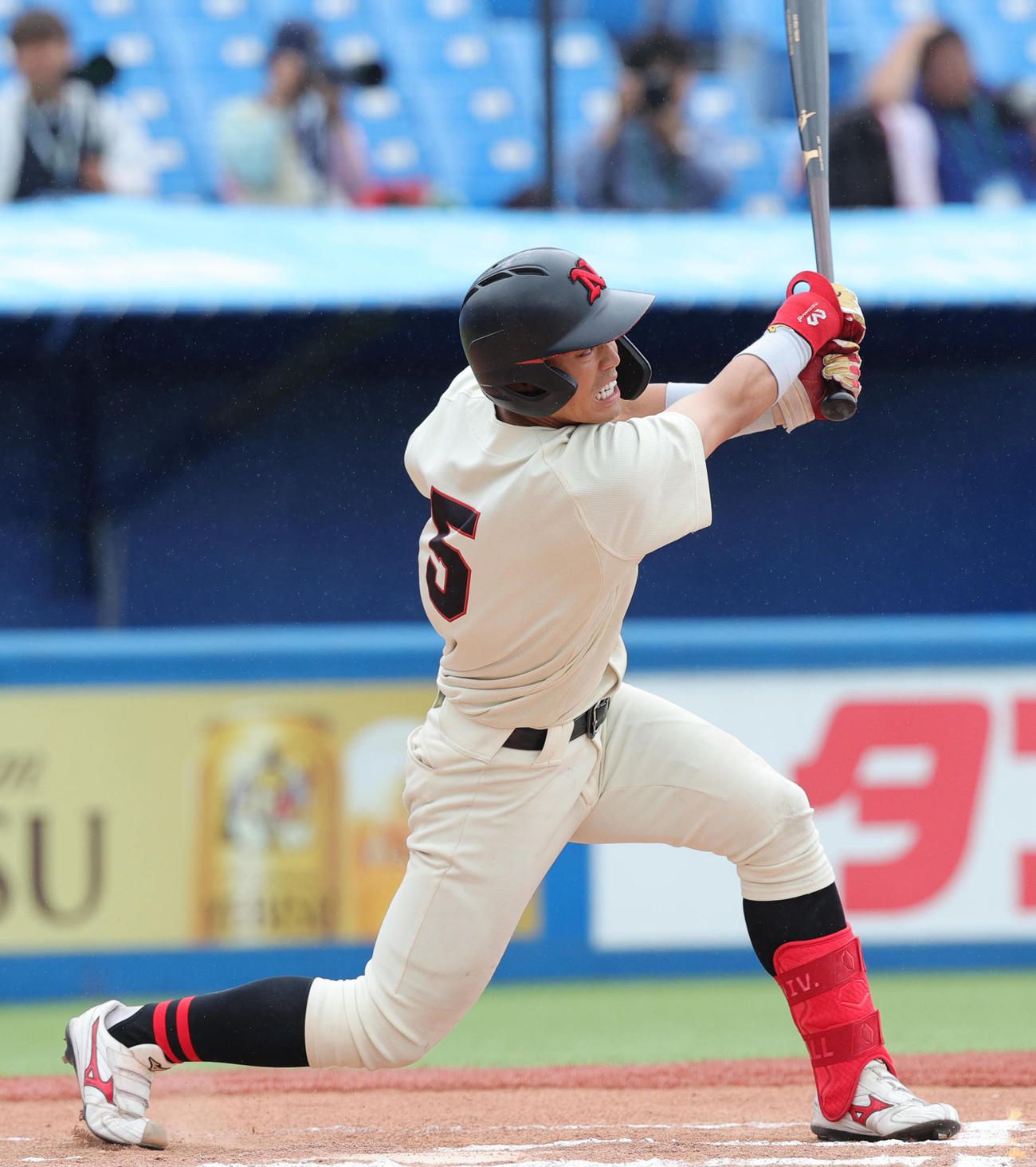 日大対中大　6回表日大1死一、二塁、中越え適時二塁打を放つ谷端（撮影・野上伸悟）