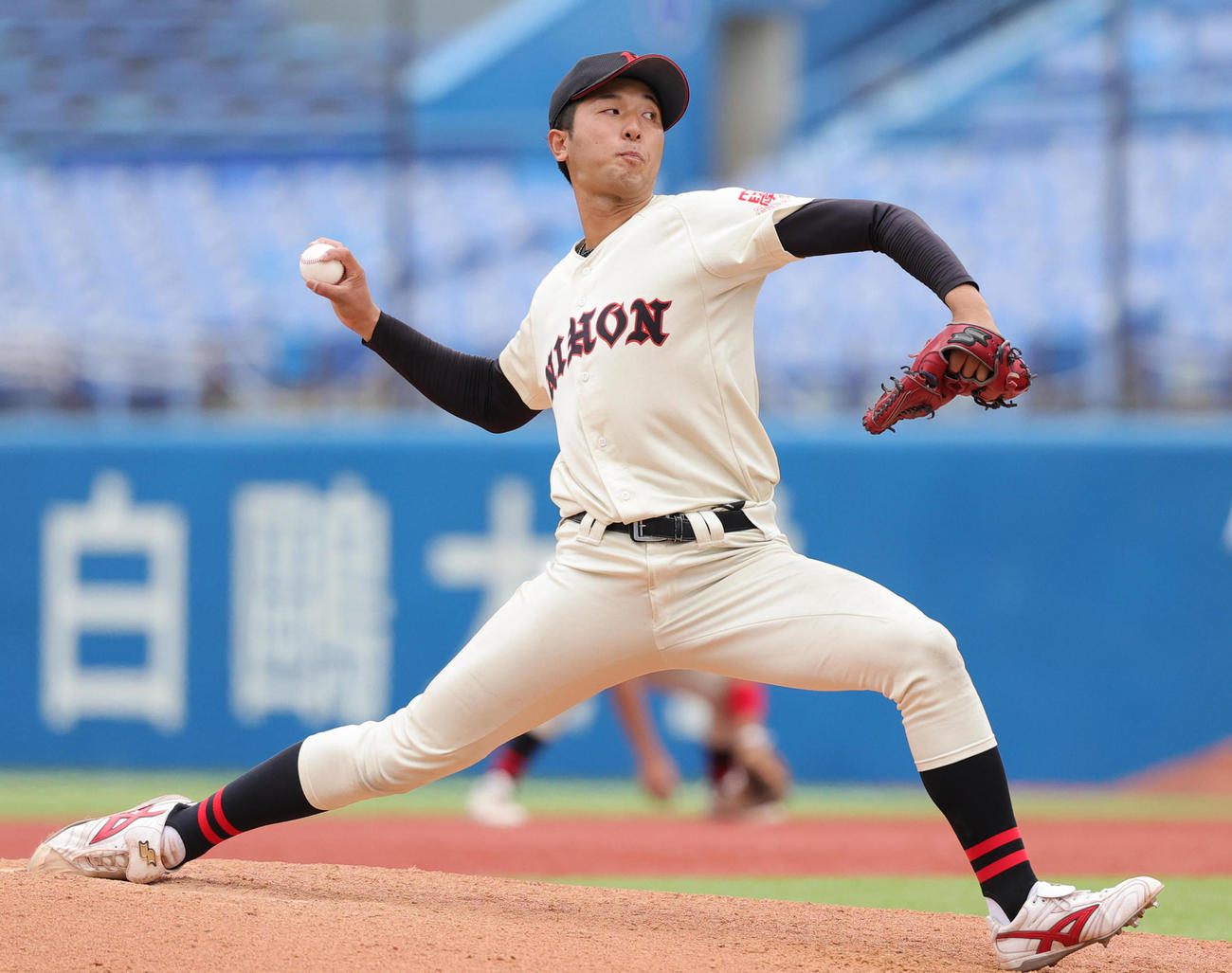 日大対中大　力投する日大・市川（撮影・野上伸悟）