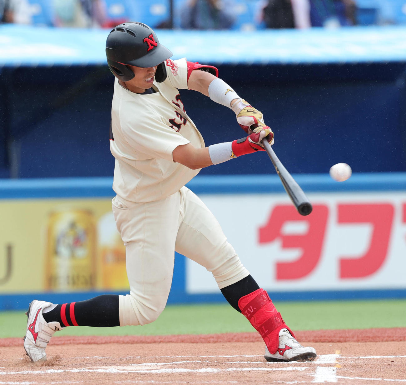 日大対中大　6回表日大1死一、二塁、中越え適時二塁打を放つ谷端（撮影・野上伸悟）