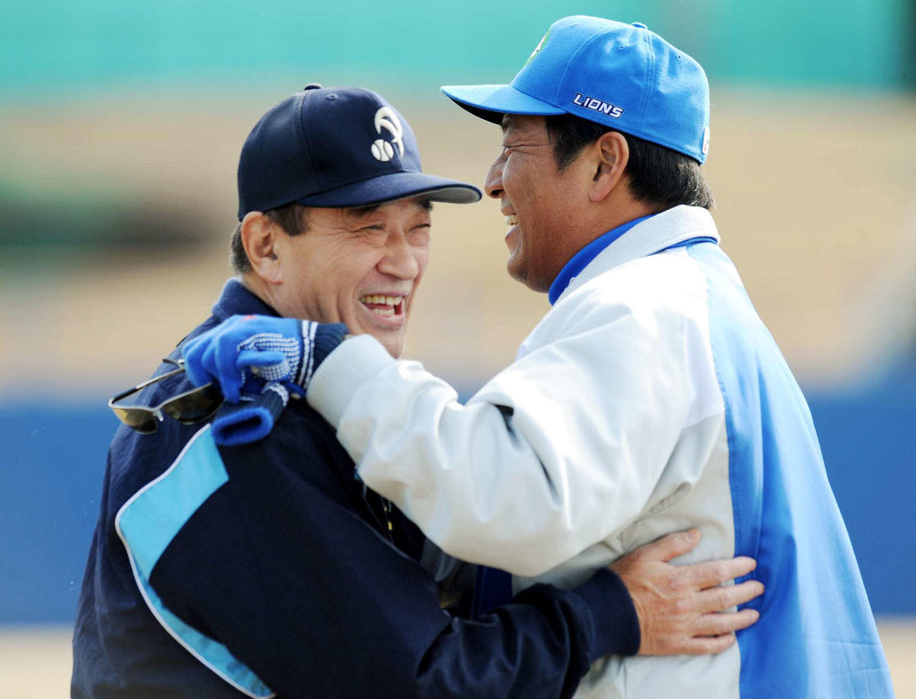 08年、西武渡辺監督と笑顔で抱き合う前川芳男さん