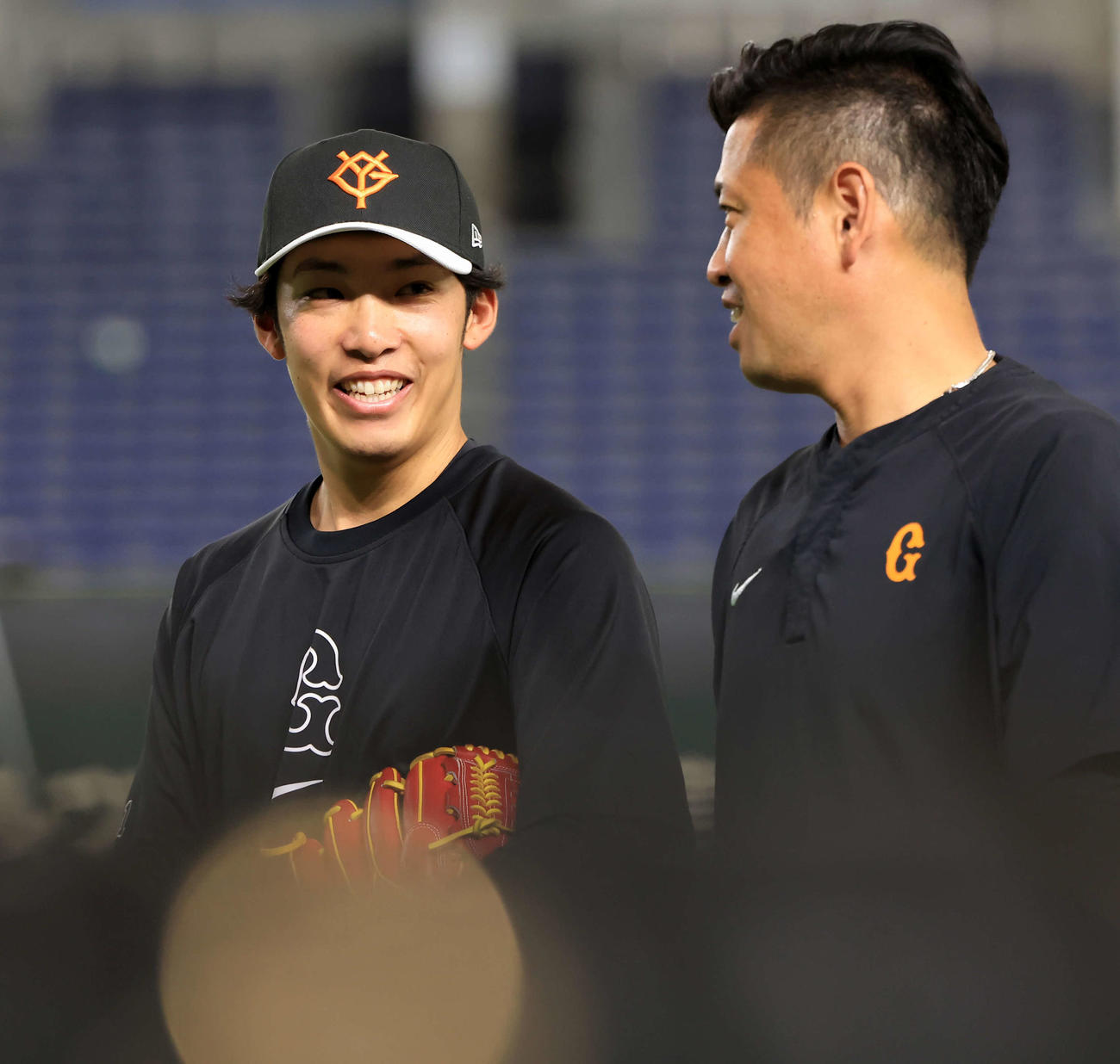 巨人対ヤクルト　リラックスした表情で練習を終えた巨人赤星（左）（撮影・浅見桂子）