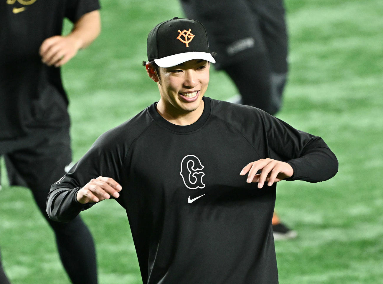 巨人対ヤクルト　試合前練習のウオーミングアップをする巨人赤星（撮影・滝沢徹郎）