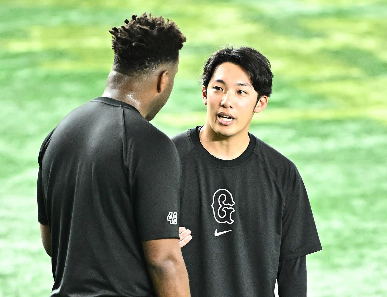 巨人対ヤクルト　試合前練習で巨人赤星（右）はバルドナードと話す（撮影・滝沢徹郎）