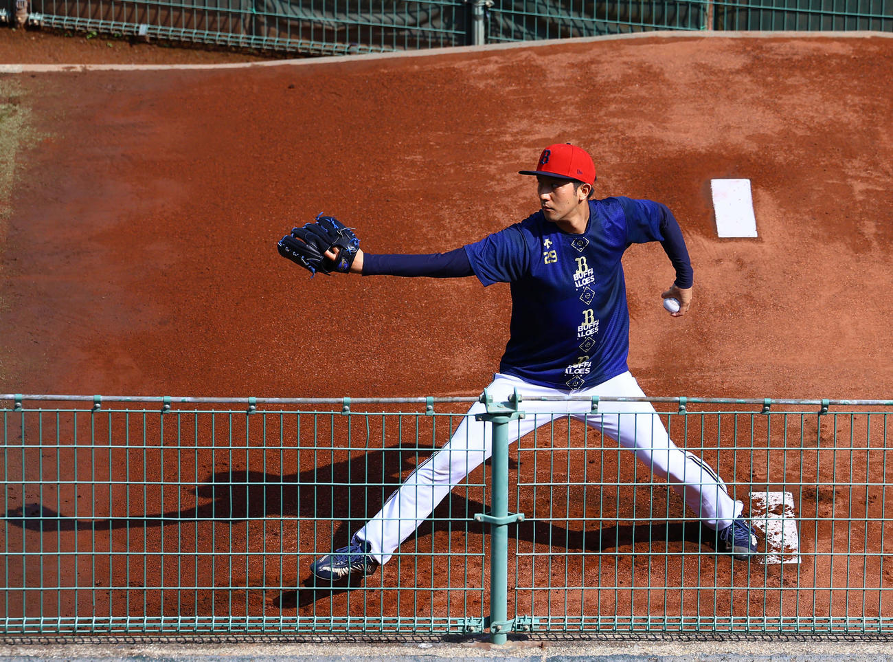 オリックス対ロッテ　ブルペンで投球練習するオリックス田嶋（撮影・藤尾明華）