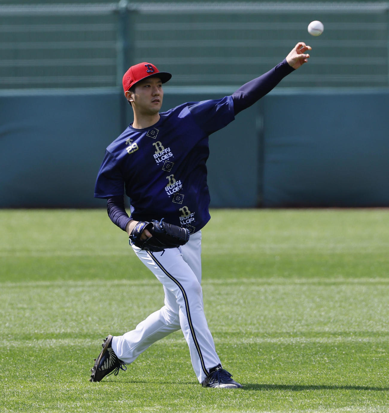 オリックス対ロッテ　キャッチボールをするオリックス田嶋（撮影・藤尾明華）